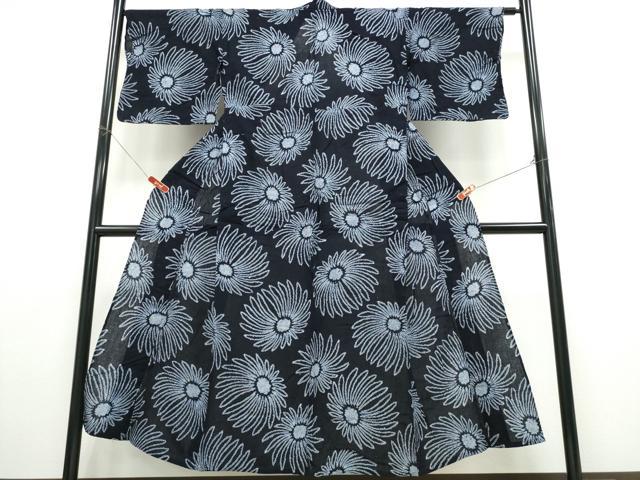 ■■■　サイズ　■■■ 身丈 150cm（肩から） 裄丈 67cm 袖丈 42.5cm　縫込み 3cm 袖幅 34cm 前幅 25.5cm 後幅 32cm 着物縫いこみ 内揚げ 0cm 裄 お袖側 約1.5cm　身頃側 約0cm ■■■　商品詳細　■■■ 【綿】 状態は接写画像のように後身頃肩山付近・右袖前に薄いシミがございますが その他特に目立ったシミ汚れなどもなく大変良い状態です。 人気の高い“有松鳴海絞り”の浴衣でございます。 “鳴海絞り”ならではの表情を生み出す立体感と 淡いぼかしで息を吹き込まれ、 今にも動き出しそうな迫力を放っております。 夏祭りや花火大会、これから増えるイベントに連れ立って、 より夏をお楽しみ下さいませ。 大変上質な逸品になります。 お安く出品致しますので、是非この機会にいかがでしょうか？ ■■■　注意事項　■■■ ■モニター発色の具合により色合いが異なる場合がございます。 ■寸法は多少の誤差が生じる場合がございますのでご了承ください。 ■縫込みの長さが左右非対称の場合は短い部分を記載しております。 左右非対称であってもご返品・お値引き等の保証は出来かねますので、ご了承の上ご購入をお願い致します。 ■シミ等のチェックには注意を払っておりますが、見落としがある場合もございますし、個人の見解も様々ですので神経質な方のご購入はお控えください。 ■箪笥に入っておりました着物や帯なので畳みシワや匂いがあるものもございます。 ■お休みは基本的に土日祝となりますが、その他臨時でお休みする場合がございますのでご了承ください。 ■商品の発送は平日のみの発送となります。 ■夜間と土曜、日曜日はお問い合わせの回答が遅れる場合がございます。 ■当店では、お直し、紋入れ、お手入れ等は承っておりません。 ■生地の状態（ヤケ、経年劣化等）によってはサイズ直しが出来ない場合がございます。 その点もどうかご了承のうえ、ご購入をお願いいたします。 ■弊社で取り扱う商品は一点ものにつき、時期や在庫状況に応じて金額が変更となる場合がございます。 ■検針は行っておりません。予めご了承いただきますようお願いいたします。 ■【洗える着物】と記載のある商品におきましては、商品お届け後に洗濯を行ってしまってからのご返品にはご対応しかねます。 念の為、専門店でのお手入れをお願いいたします。 ■着物のサイズ目安は下記を参考ください↓ ＜女性着物＞　お端折り次第で＋5cm　−1cmが着用可能サイズ 　例）身丈170cmの場合、身長160cm〜175cm ＜男性着物＞　身丈＋約25cm〜27cm程が適応身長 　例）身丈155cmの場合、身長180〜182cm