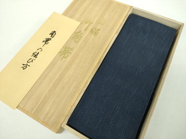■■■　サイズ　■■■ 長さ 400cm 幅 10cm程 ■■■　商品詳細　■■■ 【正絹・未使用】 状態は一度も締めておらず 特に目立ったシミ汚れなどもなく大変良い状態です。 本場筑前博多織は、 福岡県福岡市博多区やその周辺で生産される絹織物です。 仏具のひとつである独鈷、華皿を基にした幾何学模様が織られています。 江戸時代に筑前藩主だった黒田長政が幕府への献上品にしたことから、 博多献上、献上博多とも呼ばれます。 横畝が際立って見える経畝織りという織りになっています。 30〜60本の細い経糸を使うため、こしやはりがあり、 地合が硬く、光沢感があります。 きちんと締まり、くずれにくい、締めやすい帯といわれています。 大変上質な逸品になります。 お安く出品致しますので、是非この機会にいかがでしょうか？ ■■■　注意事項　■■■ ■モニター発色の具合により色合いが異なる場合がございます。 ■寸法は多少の誤差が生じる場合がございますのでご了承ください。 ■縫込みの長さが左右非対称の場合は短い部分を記載しております。 左右非対称であってもご返品・お値引き等の保証は出来かねますので、ご了承の上ご購入をお願い致します。 ■シミ等のチェックには注意を払っておりますが、見落としがある場合もございますし、個人の見解も様々ですので神経質な方のご購入はお控えください。 ■箪笥に入っておりました着物や帯なので畳みシワや匂いがあるものもございます。 ■お休みは基本的に土日祝となりますが、その他臨時でお休みする場合がございますのでご了承ください。 ■商品の発送は平日のみの発送となります。 ■夜間と土曜、日曜日はお問い合わせの回答が遅れる場合がございます。 ■当店では、お直し、紋入れ、お手入れ等は承っておりません。 ■生地の状態（ヤケ、経年劣化等）によってはサイズ直しが出来ない場合がございます。 その点もどうかご了承のうえ、ご購入をお願いいたします。 ■弊社で取り扱う商品は一点ものにつき、時期や在庫状況に応じて金額が変更となる場合がございます。 ■検針は行っておりません。予めご了承いただきますようお願いいたします。 ■【洗える着物】と記載のある商品におきましては、商品お届け後に洗濯を行ってしまってからのご返品にはご対応しかねます。 念の為、専門店でのお手入れをお願いいたします。 ■着物のサイズ目安は下記を参考ください↓ ＜女性着物＞　お端折り次第で＋5cm　−1cmが着用可能サイズ 　例）身丈170cmの場合、身長160cm〜175cm ＜男性着物＞　身丈＋約25cm〜27cm程が適応身長 　例）身丈155cmの場合、身長180〜182cm