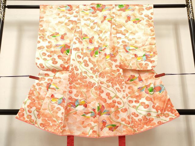 ■■■　サイズ　■■■ 【祝着】 身丈 94cm（肩から） 裄丈 42.5cm（肩上げ　5cm） 袖丈 51cm　縫込み 0cm 袖幅 28.5cm 前幅 20cm 後幅 24.5cm 着物縫いこみ 内揚げ 0cm （腰上げ　0cm） 裄 お袖側 約0cm　身頃側 約0cm ■■■　商品詳細　■■■ 【正絹】 状態は特に目立ったシミ汚れなどもなく大変良い状態です。 大変上質な逸品になります。 お安く出品致しますので、是非この機会にいかがでしょうか？ ■■■　注意事項　■■■ ■モニター発色の具合により色合いが異なる場合がございます。 ■寸法は多少の誤差が生じる場合がございますのでご了承ください。 ■縫込みの長さが左右非対称の場合は短い部分を記載しております。 左右非対称であってもご返品・お値引き等の保証は出来かねますので、ご了承の上ご購入をお願い致します。 ■シミ等のチェックには注意を払っておりますが、見落としがある場合もございますし、個人の見解も様々ですので神経質な方のご購入はお控えください。 ■箪笥に入っておりました着物や帯なので畳みシワや匂いがあるものもございます。 ■お休みは基本的に土日祝となりますが、その他臨時でお休みする場合がございますのでご了承ください。 ■商品の発送は平日のみの発送となります。 ■夜間と土曜、日曜日はお問い合わせの回答が遅れる場合がございます。 ■当店では、お直し、紋入れ、お手入れ等は承っておりません。 ■生地の状態（ヤケ、経年劣化等）によってはサイズ直しが出来ない場合がございます。 その点もどうかご了承のうえ、ご購入をお願いいたします。 ■弊社で取り扱う商品は一点ものにつき、時期や在庫状況に応じて金額が変更となる場合がございます。 ■検針は行っておりません。予めご了承いただきますようお願いいたします。 ■【洗える着物】と記載のある商品におきましては、商品お届け後に洗濯を行ってしまってからのご返品にはご対応しかねます。 念の為、専門店でのお手入れをお願いいたします。 ■写真に写っている物が全てになります。それ以外の付属品はございませんのでご了承ください。 ■状態に関する写真につきましては、掲載可能な写真枚数に限りがあるため、各箇所につき1枚参考画像を掲載しております。 ■着物のサイズ目安は下記を参考ください↓ ＜女性着物＞　お端折り次第で＋5cm　−1cmが着用可能サイズ 　例）身丈170cmの場合、身長160cm〜175cm ＜男性着物＞　身丈＋約25cm〜27cm程が適応身長 　例）身丈155cmの場合、身長180〜182cm