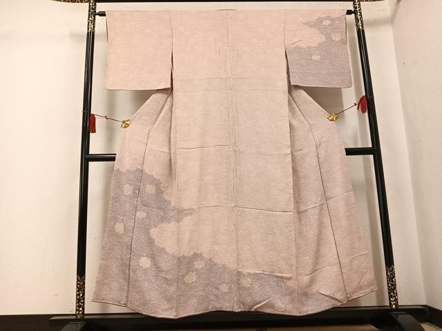 ■■■　サイズ　■■■ 身丈 150cm（肩から） 裄丈 62.5cm 袖丈 44cm　縫込み 5cm 袖幅 32cm 前幅 24.5cm 後幅 29cm 着物縫いこみ 内揚げ 4cm 裄 お袖側 約2cm　身頃側 約2.5cm ■■■　商品詳細　■■■ 【正絹】 状態は接写画像のように両袖・袖口・衿山に薄い汚れがございますが その他特に目立ったシミ汚れなどもなく大変良い状態です。 大変上質な逸品になります。 お安く出品致しますので、是非この機会にいかがでしょうか？ ■■■　注意事項　■■■ ■モニター発色の具合により色合いが異なる場合がございます。 ■寸法は多少の誤差が生じる場合がございますのでご了承ください。 ■縫込みの長さが左右非対称の場合は短い部分を記載しております。 左右非対称であってもご返品・お値引き等の保証は出来かねますので、ご了承の上ご購入をお願い致します。 ■シミ等のチェックには注意を払っておりますが、見落としがある場合もございますし、個人の見解も様々ですので神経質な方のご購入はお控えください。 ■箪笥に入っておりました着物や帯なので畳みシワや匂いがあるものもございます。 ■お休みは基本的に土日祝となりますが、その他臨時でお休みする場合がございますのでご了承ください。 ■商品の発送は平日のみの発送となります。 ■夜間と土曜、日曜日はお問い合わせの回答が遅れる場合がございます。 ■当店では、お直し、紋入れ、お手入れ等は承っておりません。 ■生地の状態（ヤケ、経年劣化等）によってはサイズ直しが出来ない場合がございます。 その点もどうかご了承のうえ、ご購入をお願いいたします。 ■弊社で取り扱う商品は一点ものにつき、時期や在庫状況に応じて金額が変更となる場合がございます。 ■検針は行っておりません。予めご了承いただきますようお願いいたします。 ■【洗える着物】と記載のある商品におきましては、商品お届け後に洗濯を行ってしまってからのご返品にはご対応しかねます。 念の為、専門店でのお手入れをお願いいたします。 ■写真に写っている物が全てになります。それ以外の付属品はございませんのでご了承ください。 ■状態に関する写真につきましては、掲載可能な写真枚数に限りがあるため、各箇所につき1枚参考画像を掲載しております。 ■着物のサイズ目安は下記を参考ください↓ ＜女性着物＞　お端折り次第で＋5cm　－1cmが着用可能サイズ 　例）身丈170cmの場合、身長160cm～175cm ＜男性着物＞　身丈＋約25cm～27cm程が適応身長 　例）身丈155cmの場合、身長180～182cm