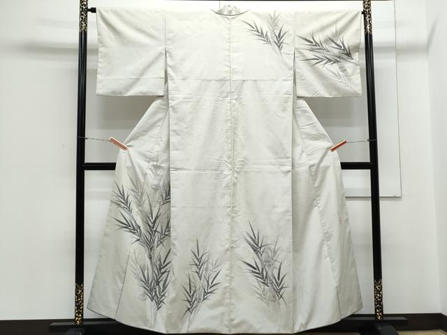 ■■■　サイズ　■■■ 身丈 155cm（肩から） 裄丈 65cm 袖丈 44cm　縫込み 8cm 袖幅 33cm 前幅 25cm 後幅 29cm 着物縫いこみ 内揚げ 6cm 裄 お袖側 約4cm　身頃側 約3cm ■■■　商品詳細　■■■ 【正絹】 状態は接写画像のように表地所々・衿山に薄い汚れがございます。 大変上質な逸品になりますのでぜひお手入れをされてお召しになられてはいかがでしょうか。 お安く出品致しますので、是非この機会にいかがでしょうか？ ■■■　注意事項　■■■ ■モニター発色の具合により色合いが異なる場合がございます。 ■寸法は多少の誤差が生じる場合がございますのでご了承ください。 ■縫込みの長さが左右非対称の場合は短い部分を記載しております。 左右非対称であってもご返品・お値引き等の保証は出来かねますので、ご了承の上ご購入をお願い致します。 ■シミ等のチェックには注意を払っておりますが、見落としがある場合もございますし、個人の見解も様々ですので神経質な方のご購入はお控えください。 ■箪笥に入っておりました着物や帯なので畳みシワや匂いがあるものもございます。 ■お休みは基本的に土日祝となりますが、その他臨時でお休みする場合がございますのでご了承ください。 ■商品の発送は平日のみの発送となります。 ■夜間と土曜、日曜日はお問い合わせの回答が遅れる場合がございます。 ■当店では、お直し、紋入れ、お手入れ等は承っておりません。 ■生地の状態（ヤケ、経年劣化等）によってはサイズ直しが出来ない場合がございます。 その点もどうかご了承のうえ、ご購入をお願いいたします。 ■弊社で取り扱う商品は一点ものにつき、時期や在庫状況に応じて金額が変更となる場合がございます。 ■検針は行っておりません。予めご了承いただきますようお願いいたします。 ■【洗える着物】と記載のある商品におきましては、商品お届け後に洗濯を行ってしまってからのご返品にはご対応しかねます。 念の為、専門店でのお手入れをお願いいたします。 ■着物のサイズ目安は下記を参考ください↓ ＜女性着物＞　お端折り次第で＋5cm　−1cmが着用可能サイズ 　例）身丈170cmの場合、身長160cm〜175cm ＜男性着物＞　身丈＋約25cm〜27cm程が適応身長 　例）身丈155cmの場合、身長180〜182cm