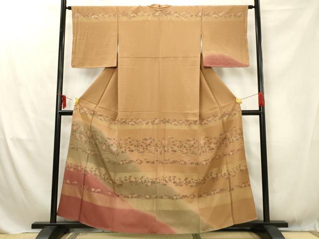 ■■■　サイズ　■■■ 身丈 159.5cm（肩から） 裄丈 63.5cm 袖丈 47.5cm　縫込み 3.5cm 袖幅 32.5cm 前幅 23.5cm 後幅 28.5cm 着物縫いこみ 内揚げ 0cm 裄 お袖側 約4cm　身頃側 約4cm ■■■　商品詳細　■■■ 【正絹】 状態は特に目立ったシミ汚れなどもなく大変良い状態です。 大変上質な逸品になります。 お安く出品致しますので、是非この機会にいかがでしょうか？ ■■■　注意事項　■■■ ■モニター発色の具合により色合いが異なる場合がございます。 ■寸法は多少の誤差が生じる場合がございますのでご了承ください。 ■縫込みの長さが左右非対称の場合は短い部分を記載しております。 左右非対称であってもご返品・お値引き等の保証は出来かねますので、ご了承の上ご購入をお願い致します。 ■シミ等のチェックには注意を払っておりますが、見落としがある場合もございますし、個人の見解も様々ですので神経質な方のご購入はお控えください。 ■箪笥に入っておりました着物や帯なので畳みシワや匂いがあるものもございます。 ■お休みは基本的に土日祝となりますが、その他臨時でお休みする場合がございますのでご了承ください。 ■商品の発送は平日のみの発送となります。 ■夜間と土曜、日曜日はお問い合わせの回答が遅れる場合がございます。 ■当店では、お直し、紋入れ、お手入れ等は承っておりません。 ■生地の状態（ヤケ、経年劣化等）によってはサイズ直しが出来ない場合がございます。 その点もどうかご了承のうえ、ご購入をお願いいたします。 ■弊社で取り扱う商品は一点ものにつき、時期や在庫状況に応じて金額が変更となる場合がございます。 ■検針は行っておりません。予めご了承いただきますようお願いいたします。 ■【洗える着物】と記載のある商品におきましては、商品お届け後に洗濯を行ってしまってからのご返品にはご対応しかねます。 念の為、専門店でのお手入れをお願いいたします。 ■着物のサイズ目安は下記を参考ください↓ ＜女性着物＞　お端折り次第で＋5cm　−1cmが着用可能サイズ 　例）身丈170cmの場合、身長160cm〜175cm ＜男性着物＞　身丈＋約25cm〜27cm程が適応身長 　例）身丈155cmの場合、身長180〜182cm