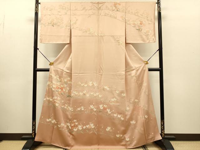 ■■■　サイズ　■■■ 身丈 163.5cm（肩から） 裄丈 66cm 袖丈 48cm　縫込み 5.5cm 袖幅 33.5cm 前幅 24cm 後幅 30cm 着物縫いこみ 内揚げ 5cm 裄 お袖側 約1.5cm　身頃側 約2cm ■■■　商品詳細　■■■ 【正絹】 状態は特に目立ったシミ汚れなどもなく大変良い状態です。 大変上質な逸品になります。 お安く出品致しますので、是非この機会にいかがでしょうか？ ■■■　注意事項　■■■ ■モニター発色の具合により色合いが異なる場合がございます。 ■寸法は多少の誤差が生じる場合がございますのでご了承ください。 ■縫込みの長さが左右非対称の場合は短い部分を記載しております。 左右非対称であってもご返品・お値引き等の保証は出来かねますので、ご了承の上ご購入をお願い致します。 ■シミ等のチェックには注意を払っておりますが、見落としがある場合もございますし、個人の見解も様々ですので神経質な方のご購入はお控えください。 ■箪笥に入っておりました着物や帯なので畳みシワや匂いがあるものもございます。 ■お休みは基本的に土日祝となりますが、その他臨時でお休みする場合がございますのでご了承ください。 ■商品の発送は平日のみの発送となります。 ■夜間と土曜、日曜日はお問い合わせの回答が遅れる場合がございます。 ■当店では、お直し、紋入れ、お手入れ等は承っておりません。 ■生地の状態（ヤケ、経年劣化等）によってはサイズ直しが出来ない場合がございます。 その点もどうかご了承のうえ、ご購入をお願いいたします。 ■弊社で取り扱う商品は一点ものにつき、時期や在庫状況に応じて金額が変更となる場合がございます。 ■検針は行っておりません。予めご了承いただきますようお願いいたします。 ■【洗える着物】と記載のある商品におきましては、商品お届け後に洗濯を行ってしまってからのご返品にはご対応しかねます。 念の為、専門店でのお手入れをお願いいたします。 ■写真に写っている物が全てになります。それ以外の付属品はございませんのでご了承ください。 ■状態に関する写真につきましては、掲載可能な写真枚数に限りがあるため、各箇所につき1枚参考画像を掲載しております。 ■着物のサイズ目安は下記を参考ください↓ ＜女性着物＞　お端折り次第で＋5cm　−1cmが着用可能サイズ 　例）身丈170cmの場合、身長160cm〜175cm ＜男性着物＞　身丈＋約25cm〜27cm程が適応身長 　例）身丈155cmの場合、身長180〜182cm