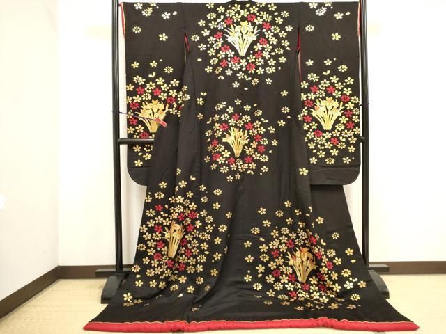■■■　サイズ　■■■ 身丈 198cm（肩から） 裄丈 68cm 袖丈 104cm 縫込み 6cm 袖幅 34cm 前幅 27cm 後幅 30.5cm 着物縫いこみ 内揚げ 0cm 裄 お袖側 約1cm　身頃側 約2cm ■■■　商品詳細　■■■ 【正絹】 状態は特に目立ったシミ汚れなどもなく大変良い状態です。 昭和6年4月生まれ 昭和24年 京都にて染色工芸を学び本手描友禅の高級婚礼衣装製造の道に入る 昭和29年 高級婚礼衣装創作卸の株式会社丸章を設立 以降、毎年京都にてロイヤルコレクション・アキラおよび友禅 衣装の発表150回を越す展示会を開催。 平成5年 ドイツデュッセルドルフ／ジャパンウィークに招聘を受け花嫁衣裳デモンストレーション、衣裳展示会を開催する。 同市美術館に代表作「天寿芙蓉峰」を展示寄贈。 平成7年 財団法人 民族衣裳普及協会より伝統文化賞を賜る。 現在 高級婚礼衣裳　本手描友禅作家 日本伝統儀式衣裳友禅保存協会　常任理事 日本染織工芸研究会　常任理事 大吼塾　塾頭 株式会社　友禅丸章　代表取締役 日本伝統儀式　日本の結婚式を守る会　専務理事 大変上質な逸品になります。 お安く出品致しますので、是非この機会にいかがでしょうか？ ■■■　注意事項　■■■ ■モニター発色の具合により色合いが異なる場合がございます。 ■寸法は多少の誤差が生じる場合がございますのでご了承ください。 ■縫込みの長さが左右非対称の場合は短い部分を記載しております。 左右非対称であってもご返品・お値引き等の保証は出来かねますので、ご了承の上ご購入をお願い致します。 ■シミ等のチェックには注意を払っておりますが、見落としがある場合もございますし、個人の見解も様々ですので神経質な方のご購入はお控えください。 ■箪笥に入っておりました着物や帯なので畳みシワや匂いがあるものもございます。 ■お休みは基本的に土日祝となりますが、その他臨時でお休みする場合がございますのでご了承ください。 ■商品の発送は平日のみの発送となります。 ■夜間と土曜、日曜日はお問い合わせの回答が遅れる場合がございます。 ■当店では、お直し、紋入れ、お手入れ等は承っておりません。 ■生地の状態（ヤケ、経年劣化等）によってはサイズ直しが出来ない場合がございます。 その点もどうかご了承のうえ、ご購入をお願いいたします。 ■弊社で取り扱う商品は一点ものにつき、時期や在庫状況に応じて金額が変更となる場合がございます。 ■検針は行っておりません。予めご了承いただきますようお願いいたします。 ■【洗える着物】と記載のある商品におきましては、商品お届け後に洗濯を行ってしまってからのご返品にはご対応しかねます。 念の為、専門店でのお手入れをお願いいたします。 ■写真に写っている物が全てになります。それ以外の付属品はございませんのでご了承ください。 ■状態に関する写真につきましては、掲載可能な写真枚数に限りがあるため、各箇所につき1枚参考画像を掲載しております。 ■着物のサイズ目安は下記を参考ください↓ ＜女性着物＞　お端折り次第で＋5cm　−1cmが着用可能サイズ 　例）身丈170cmの場合、身長160cm〜175cm ＜男性着物＞　身丈＋約25cm〜27cm程が適応身長 　例）身丈155cmの場合、身長180〜182cm