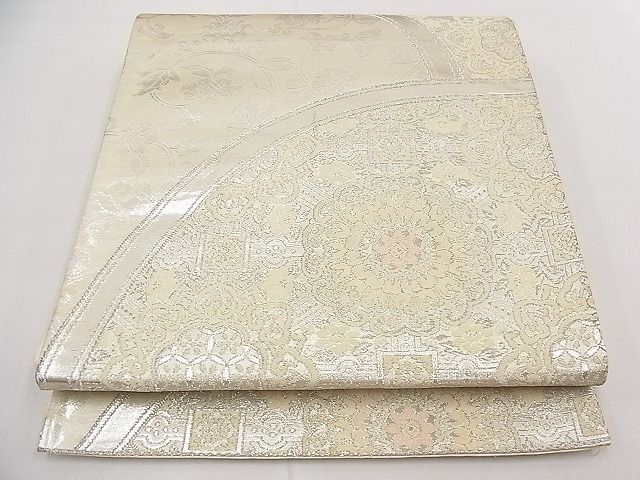 ■■■　サイズ　■■■ 長さ 428cm 幅 31cm程 ■■■　商品詳細　■■■ 【正絹・芯なし】 状態は接写画像のように 裏地・表地所々薄いアク、太鼓から手先にかけて折れ山の薄い汚れがございます。 大変上質な逸品になりますので、 ぜひお手入れをされてお召しになられてはいかがでしょうか。 お安く出品致しますので、是非この機会にいかがでしょうか？ ■■■　注意事項　■■■ ■モニター発色の具合により色合いが異なる場合がございます。 ■寸法は多少の誤差が生じる場合がございますのでご了承ください。 ■縫込みの長さが左右非対称の場合は短い部分を記載しております。 左右非対称であってもご返品・お値引き等の保証は出来かねますので、ご了承の上ご購入をお願い致します。 ■シミ等のチェックには注意を払っておりますが、見落としがある場合もございますし、個人の見解も様々ですので神経質な方のご購入はお控えください。 ■箪笥に入っておりました着物や帯なので畳みシワや匂いがあるものもございます。 ■お休みは基本的に土日祝となりますが、その他臨時でお休みする場合がございますのでご了承ください。 ■商品の発送は平日のみの発送となります。 ■夜間と土曜、日曜日はお問い合わせの回答が遅れる場合がございます。 ■当店では、お直し、紋入れ、お手入れ等は承っておりません。 ■生地の状態（ヤケ、経年劣化等）によってはサイズ直しが出来ない場合がございます。 その点もどうかご了承のうえ、ご購入をお願いいたします。 ■弊社で取り扱う商品は一点ものにつき、時期や在庫状況に応じて金額が変更となる場合がございます。 ■検針は行っておりません。予めご了承いただきますようお願いいたします。 ■【洗える着物】と記載のある商品におきましては、商品お届け後に洗濯を行ってしまってからのご返品にはご対応しかねます。 念の為、専門店でのお手入れをお願いいたします。 ■着物のサイズ目安は下記を参考ください↓ ＜女性着物＞　お端折り次第で＋5cm　−1cmが着用可能サイズ 　例）身丈170cmの場合、身長160cm〜175cm ＜男性着物＞　身丈＋約25cm〜27cm程が適応身長 　例）身丈155cmの場合、身長180〜182cm