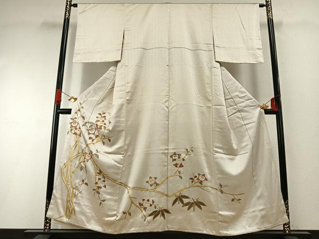 ■■■　サイズ　■■■ 身丈 151cm（肩から） 裄丈 62cm 袖丈 47cm　縫込み 7cm 袖幅 32.5cm 前幅 27cm 後幅 31cm 着物縫いこみ 内揚げ 11cm 裄 お袖側 約4cm　身頃側 約5cm ■■■　商品詳細　■■■ 【正絹・一つ紋】 状態は接写画像のように後身頃に薄い汚れがございますが その他特に目立ったシミ汚れなどもなく大変良い状態です。 大変上質な逸品になります。 お安く出品致しますので、是非この機会にいかがでしょうか？ ■■■　注意事項　■■■ ■モニター発色の具合により色合いが異なる場合がございます。 ■寸法は多少の誤差が生じる場合がございますのでご了承ください。 ■縫込みの長さが左右非対称の場合は短い部分を記載しております。 左右非対称であってもご返品・お値引き等の保証は出来かねますので、ご了承の上ご購入をお願い致します。 ■シミ等のチェックには注意を払っておりますが、見落としがある場合もございますし、個人の見解も様々ですので神経質な方のご購入はお控えください。 ■箪笥に入っておりました着物や帯なので畳みシワや匂いがあるものもございます。 ■お休みは基本的に土日祝となりますが、その他臨時でお休みする場合がございますのでご了承ください。 ■商品の発送は平日のみの発送となります。 ■夜間と土曜、日曜日はお問い合わせの回答が遅れる場合がございます。 ■当店では、お直し、紋入れ、お手入れ等は承っておりません。 ■生地の状態（ヤケ、経年劣化等）によってはサイズ直しが出来ない場合がございます。 その点もどうかご了承のうえ、ご購入をお願いいたします。 ■弊社で取り扱う商品は一点ものにつき、時期や在庫状況に応じて金額が変更となる場合がございます。 ■検針は行っておりません。予めご了承いただきますようお願いいたします。 ■【洗える着物】と記載のある商品におきましては、商品お届け後に洗濯を行ってしまってからのご返品にはご対応しかねます。 念の為、専門店でのお手入れをお願いいたします。 ■着物のサイズ目安は下記を参考ください↓ ＜女性着物＞　お端折り次第で＋5cm　−1cmが着用可能サイズ 　例）身丈170cmの場合、身長160cm〜175cm ＜男性着物＞　身丈＋約25cm〜27cm程が適応身長 　例）身丈155cmの場合、身長180〜182cm