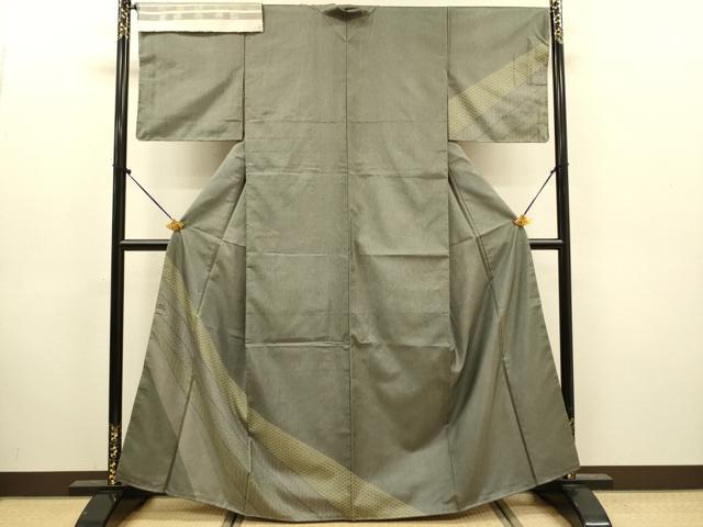 ■■■　サイズ　■■■ 身丈 160.5cm（肩から） 裄丈 66.5cm 袖丈 44.5cm　縫込み 4cm 袖幅 33.5cm 前幅 25.5cm 後幅 32.5cm 着物縫いこみ 内揚げ 5cm 裄 お袖側 約1.5cm　身頃側 約1.5cm ■■■　商品詳細　■■■ 【正絹・未使用】 状態は特に目立ったシミ汚れなどもなく大変良い状態です。 大変上質な逸品になります。 お安く出品致しますので、是非この機会にいかがでしょうか？ ■■■　注意事項　■■■ ■モニター発色の具合により色合いが異なる場合がございます。 ■寸法は多少の誤差が生じる場合がございますのでご了承ください。 ■縫込みの長さが左右非対称の場合は短い部分を記載しております。 左右非対称であってもご返品・お値引き等の保証は出来かねますので、ご了承の上ご購入をお願い致します。 ■シミ等のチェックには注意を払っておりますが、見落としがある場合もございますし、個人の見解も様々ですので神経質な方のご購入はお控えください。 ■箪笥に入っておりました着物や帯なので畳みシワや匂いがあるものもございます。 ■お休みは基本的に土日祝となりますが、その他臨時でお休みする場合がございますのでご了承ください。 ■商品の発送は平日のみの発送となります。 ■夜間と土曜、日曜日はお問い合わせの回答が遅れる場合がございます。 ■当店では、お直し、紋入れ、お手入れ等は承っておりません。 ■生地の状態（ヤケ、経年劣化等）によってはサイズ直しが出来ない場合がございます。 その点もどうかご了承のうえ、ご購入をお願いいたします。 ■弊社で取り扱う商品は一点ものにつき、時期や在庫状況に応じて金額が変更となる場合がございます。 ■検針は行っておりません。予めご了承いただきますようお願いいたします。 ■【洗える着物】と記載のある商品におきましては、商品お届け後に洗濯を行ってしまってからのご返品にはご対応しかねます。 念の為、専門店でのお手入れをお願いいたします。 ■写真に写っている物が全てになります。それ以外の付属品はございませんのでご了承ください。 ■状態に関する写真につきましては、掲載可能な写真枚数に限りがあるため、各箇所につき1枚参考画像を掲載しております。 ■着物のサイズ目安は下記を参考ください↓ ＜女性着物＞　お端折り次第で＋5cm　−1cmが着用可能サイズ 　例）身丈170cmの場合、身長160cm〜175cm ＜男性着物＞　身丈＋約25cm〜27cm程が適応身長 　例）身丈155cmの場合、身長180〜182cm
