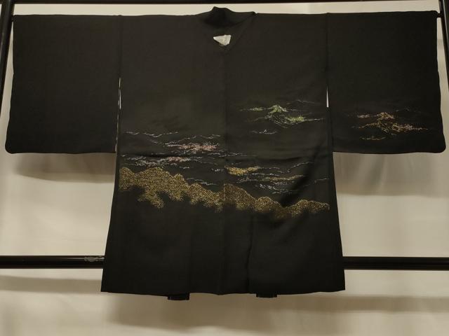 ■■■　サイズ　■■■ 身丈 85cm（肩から） 裄丈 66.5cm 袖丈 44.5cm　縫込み 3.5cm 袖幅 33.5cm 前幅 21.5cm 後幅 32cm 裄 お袖側 約0cm　身頃側 約0cm ■■■　商品詳細　■■■ 【正絹・一つ紋・未使用】 状態は特に目立ったシミ汚れなどもなく大変良い状態です。 大変上質な逸品になります。 お安く出品致しますので、是非この機会にいかがでしょうか？ ■■■　注意事項　■■■ ■モニター発色の具合により色合いが異なる場合がございます。 ■寸法は多少の誤差が生じる場合がございますのでご了承ください。 ■縫込みの長さが左右非対称の場合は短い部分を記載しております。 左右非対称であってもご返品・お値引き等の保証は出来かねますので、ご了承の上ご購入をお願い致します。 ■シミ等のチェックには注意を払っておりますが、見落としがある場合もございますし、個人の見解も様々ですので神経質な方のご購入はお控えください。 ■箪笥に入っておりました着物や帯なので畳みシワや匂いがあるものもございます。 ■お休みは基本的に土日祝となりますが、その他臨時でお休みする場合がございますのでご了承ください。 ■商品の発送は平日のみの発送となります。 ■夜間と土曜、日曜日はお問い合わせの回答が遅れる場合がございます。 ■当店では、お直し、紋入れ、お手入れ等は承っておりません。 ■生地の状態（ヤケ、経年劣化等）によってはサイズ直しが出来ない場合がございます。 その点もどうかご了承のうえ、ご購入をお願いいたします。 ■弊社で取り扱う商品は一点ものにつき、時期や在庫状況に応じて金額が変更となる場合がございます。 ■検針は行っておりません。予めご了承いただきますようお願いいたします。 ■【洗える着物】と記載のある商品におきましては、商品お届け後に洗濯を行ってしまってからのご返品にはご対応しかねます。 念の為、専門店でのお手入れをお願いいたします。 ■着物のサイズ目安は下記を参考ください↓ ＜女性着物＞　お端折り次第で＋5cm　−1cmが着用可能サイズ 　例）身丈170cmの場合、身長160cm〜175cm ＜男性着物＞　身丈＋約25cm〜27cm程が適応身長 　例）身丈155cmの場合、身長180〜182cm