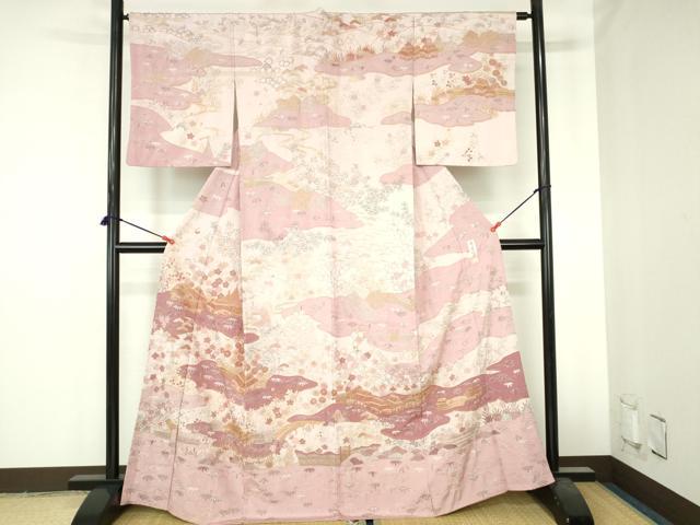 ■■■　サイズ　■■■ 身丈 167cm（肩から） 裄丈 63cm 袖丈 53cm　縫込み 2cm 袖幅 34cm 前幅 25cm 後幅 29.5cm 着物縫いこみ 内揚げ 5cm 裄 お袖側 約1cm　身頃側 約2cm ■■■　商品詳細　■■■ 【正絹】 状態は特に目立ったシミ汚れなどもなく大変良い状態です。 京屋林蔵の作品は、その一点一点が手描きによる友禅となります。 染色の方法は手描き友禅と型友禅に大きく二つに分かれ、 手描き友禅は読んで字のごとく、文様の下絵から彩色まで 全て人の手による手描きで行われる昔ながらの手法です。 下絵、糊置き、色挿し、蒸し、友禅流し、金彩、刺繍といった工程を踏みながら、 それぞれの専門の技巧をもった職人が仕上げていきます。 大変上質な逸品になります。 お安く出品致しますので、是非この機会にいかがでしょうか？ ■■■　注意事項　■■■ ■モニター発色の具合により色合いが異なる場合がございます。 ■寸法は多少の誤差が生じる場合がございますのでご了承ください。 ■縫込みの長さが左右非対称の場合は短い部分を記載しております。 左右非対称であってもご返品・お値引き等の保証は出来かねますので、ご了承の上ご購入をお願い致します。 ■シミ等のチェックには注意を払っておりますが、見落としがある場合もございますし、個人の見解も様々ですので神経質な方のご購入はお控えください。 ■箪笥に入っておりました着物や帯なので畳みシワや匂いがあるものもございます。 ■お休みは基本的に土日祝となりますが、その他臨時でお休みする場合がございますのでご了承ください。 ■商品の発送は平日のみの発送となります。 ■夜間と土曜、日曜日はお問い合わせの回答が遅れる場合がございます。 ■当店では、お直し、紋入れ、お手入れ等は承っておりません。 ■生地の状態（ヤケ、経年劣化等）によってはサイズ直しが出来ない場合がございます。 その点もどうかご了承のうえ、ご購入をお願いいたします。 ■弊社で取り扱う商品は一点ものにつき、時期や在庫状況に応じて金額が変更となる場合がございます。 ■検針は行っておりません。予めご了承いただきますようお願いいたします。 ■【洗える着物】と記載のある商品におきましては、商品お届け後に洗濯を行ってしまってからのご返品にはご対応しかねます。 念の為、専門店でのお手入れをお願いいたします。 ■写真に写っている物が全てになります。それ以外の付属品はございませんのでご了承ください。 ■状態に関する写真につきましては、掲載可能な写真枚数に限りがあるため、各箇所につき1枚参考画像を掲載しております。 ■着物のサイズ目安は下記を参考ください↓ ＜女性着物＞　お端折り次第で＋5cm　－1cmが着用可能サイズ 　例）身丈170cmの場合、身長160cm～175cm ＜男性着物＞　身丈＋約25cm～27cm程が適応身長 　例）身丈155cmの場合、身長180～182cm