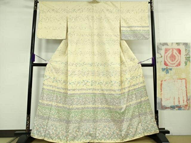 ■■■　サイズ　■■■ 身丈 162cm（肩から） 裄丈 66cm 袖丈 49cm 縫込み 5cm 袖幅 33.5cm 前幅 24.5cm 後幅 30.5cm 着物縫いこみ 内揚げ 4.5cm 裄 お袖側 約 2.5cm　身頃側 約 2.5cm ■■■　商品詳細　■■■ 【正絹】 状態は特に目立ったシミ汚れなどもなく大変良い状態です。 石川県の白峰村で生産されている牛首紬(うしくびつむぎ)は、 日本三大紬のなかで最も生産量が少ない織物です。 牛首紬は二匹の蚕が偶然作りだす玉繭を直接手で引き出して一本の糸にしていく 「のべ引き」という工程によって味わいのある節、美しい艶、滑らかな手触りが生まれます。 玉繭から引き出した太くしっかりとした糸によって堅牢度が高くなり、 別名「釘抜き紬」とも称されます。 複雑に絡み合った玉繭から一本の糸を作るには高度な熟練の技が要求され、 それこそが牛首紬の独自性を守っているのです。 また、牛首紬の特徴は 玉繭から手挽きする玉糸づくりと糸づくりから織りまでの 合計20にもわたる工程を一貫作業で生産していることです。 職人の手の温もりをたっぷりと含んで、 しなやかさとハリのある上質な地風が生まれます。 大変上質な極上の逸品になります。 お安く出品致しますので、是非この機会にいかがでしょうか？ ■■■　注意事項　■■■ ■モニター発色の具合により色合いが異なる場合がございます。 ■寸法は多少の誤差が生じる場合がございますのでご了承ください。 ■縫込みの長さが左右非対称の場合は短い部分を記載しております。 左右非対称であってもご返品・お値引き等の保証は出来かねますので、ご了承の上ご購入をお願い致します。 ■シミ等のチェックには注意を払っておりますが、見落としがある場合もございますし、個人の見解も様々ですので神経質な方のご購入はお控えください。 ■箪笥に入っておりました着物や帯なので畳みシワや匂いがあるものもございます。 ■お休みは基本的に土日祝となりますが、その他臨時でお休みする場合がございますのでご了承ください。 ■商品の発送は平日のみの発送となります。 ■夜間と土曜、日曜日はお問い合わせの回答が遅れる場合がございます。 ■当店では、お直し、紋入れ、お手入れ等は承っておりません。 ■生地の状態（ヤケ、経年劣化等）によってはサイズ直しが出来ない場合がございます。 その点もどうかご了承のうえ、ご購入をお願いいたします。 ■弊社で取り扱う商品は一点ものにつき、時期や在庫状況に応じて金額が変更となる場合がございます。 ■検針は行っておりません。予めご了承いただきますようお願いいたします。 ■【洗える着物】と記載のある商品におきましては、商品お届け後に洗濯を行ってしまってからのご返品にはご対応しかねます。 念の為、専門店でのお手入れをお願いいたします。 ■写真に写っている物が全てになります。 それ以外の付属品はございませんのでご了承ください。 ■状態に関する写真につきましては、掲載可能な写真枚数に限りがあるため、 各箇所につき1枚参考画像を掲載しております。 ■着物のサイズ目安は下記を参考ください↓ ＜女性着物＞　お端折り次第で＋5cm　－10cmが着用可能サイズ 　例）身丈170cmの場合、身長160cm～175cm ＜男性着物＞　身丈＋約25cm～27cm程が適応身長 　例）身丈155cmの場合、身長180cm～182cm