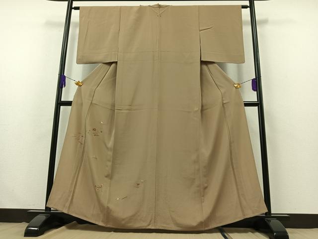 ■■■　サイズ　■■■ 身丈 161cm（肩から） 裄丈 63cm 袖丈 48cm　縫込み 3cm 袖幅 32cm 前幅 27cm 後幅 30.5cm 着物縫いこみ 内揚げ 4.5cm 裄 お袖側 約4cm　身頃側 約3cm ■■■　商品詳細　■■■ 【正絹・洒落一つ紋】 状態は特に目立ったシミ汚れなどもなく大変良い状態です。 大変上質な逸品になります。 お安く出品致しますので、是非この機会にいかがでしょうか？ ■■■　注意事項　■■■ ■モニター発色の具合により色合いが異なる場合がございます。 ■寸法は多少の誤差が生じる場合がございますのでご了承ください。 ■縫込みの長さが左右非対称の場合は短い部分を記載しております。 左右非対称であってもご返品・お値引き等の保証は出来かねますので、ご了承の上ご購入をお願い致します。 ■シミ等のチェックには注意を払っておりますが、見落としがある場合もございますし、個人の見解も様々ですので神経質な方のご購入はお控えください。 ■箪笥に入っておりました着物や帯なので畳みシワや匂いがあるものもございます。 ■お休みは基本的に土日祝となりますが、その他臨時でお休みする場合がございますのでご了承ください。 ■商品の発送は平日のみの発送となります。 ■夜間と土曜、日曜日はお問い合わせの回答が遅れる場合がございます。 ■当店では、お直し、紋入れ、お手入れ等は承っておりません。 ■生地の状態（ヤケ、経年劣化等）によってはサイズ直しが出来ない場合がございます。 その点もどうかご了承のうえ、ご購入をお願いいたします。 ■弊社で取り扱う商品は一点ものにつき、時期や在庫状況に応じて金額が変更となる場合がございます。 ■検針は行っておりません。予めご了承いただきますようお願いいたします。 ■【洗える着物】と記載のある商品におきましては、商品お届け後に洗濯を行ってしまってからのご返品にはご対応しかねます。 念の為、専門店でのお手入れをお願いいたします。 ■着物のサイズ目安は下記を参考ください↓ ＜女性着物＞　お端折り次第で＋5?　−10?が着用可能サイズ 　例）身丈170?の場合、身長160?〜175? ＜男性着物＞　身丈＋約25?〜27?程が適応身長 　例）身丈155?の場合、身長180〜182?