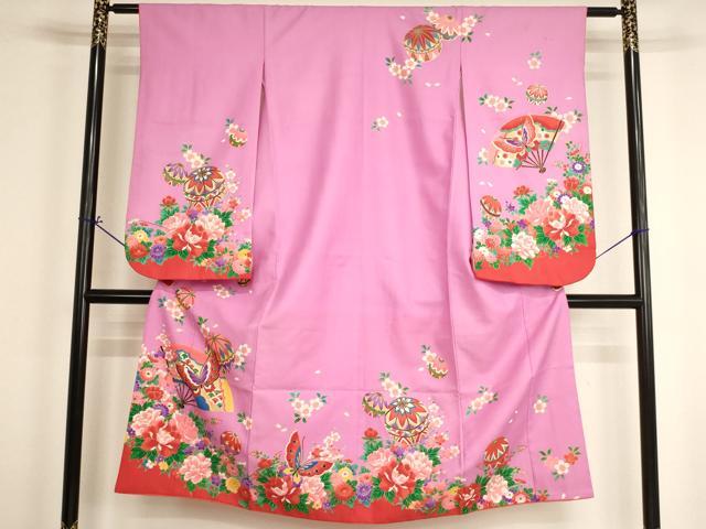 ■■■　サイズ　■■■ 【祝着】 身丈 134cm（肩から） 裄丈 57.5cm（肩上げ　0cm） 袖丈 74.5cm　縫込み 2.5cm 袖幅 31.5cm 前幅 18.5cm 後幅 26cm 着物縫いこみ 内揚げ 0cm （腰上げ　0cm） 裄 お袖側 約2cm　身頃側 約1cm ■■■　商品詳細　■■■ 着物【化繊】の状態は接写画像のように両袖・下前に汚れございますが その他特に目立ったシミ汚れなどもなく大変良い状態です。 お安く出品致しますので、是非この機会にいかがでしょうか？ ■■■　注意事項　■■■ ■モニター発色の具合により色合いが異なる場合がございます。 ■寸法は多少の誤差が生じる場合がございますのでご了承ください。 ■縫込みの長さが左右非対称の場合は短い部分を記載しております。 左右非対称であってもご返品・お値引き等の保証は出来かねますので、ご了承の上ご購入をお願い致します。 ■シミ等のチェックには注意を払っておりますが、見落としがある場合もございますし、個人の見解も様々ですので神経質な方のご購入はお控えください。 ■箪笥に入っておりました着物や帯なので畳みシワや匂いがあるものもございます。 ■お休みは基本的に土日祝となりますが、その他臨時でお休みする場合がございますのでご了承ください。 ■商品の発送は平日のみの発送となります。 ■夜間と土曜、日曜日はお問い合わせの回答が遅れる場合がございます。 ■当店では、お直し、紋入れ、お手入れ等は承っておりません。 ■生地の状態（ヤケ、経年劣化等）によってはサイズ直しが出来ない場合がございます。 その点もどうかご了承のうえ、ご購入をお願いいたします。 ■弊社で取り扱う商品は一点ものにつき、時期や在庫状況に応じて金額が変更となる場合がございます。 ■検針は行っておりません。予めご了承いただきますようお願いいたします。 ■【洗える着物】と記載のある商品におきましては、商品お届け後に洗濯を行ってしまってからのご返品にはご対応しかねます。 念の為、専門店でのお手入れをお願いいたします。 ■着物のサイズ目安は下記を参考ください↓ ＜女性着物＞　お端折り次第で＋5cm　−1cmが着用可能サイズ 　例）身丈170cmの場合、身長160cm〜175cm ＜男性着物＞　身丈＋約25cm〜27cm程が適応身長 　例）身丈155cmの場合、身長180〜182cm