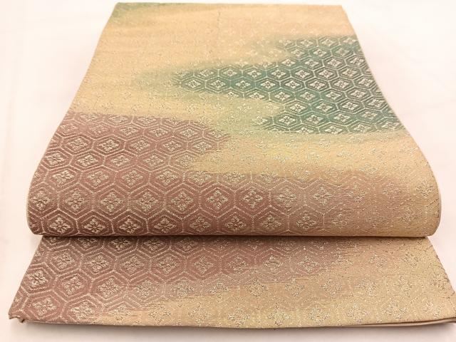 ■■■　サイズ　■■■ 長さ 412cm 幅 30cm程 ■■■　商品詳細　■■■ 【正絹・未仕立て】 詳細に関しましては、画像をご確認ください。 大変上質な逸品になります。 お安く出品致しますので、是非この機会にいかがでしょうか？ ※汚れ等に関しましては、着用時には見えない部分になるかと思いますのであまり気にならずお召になれるかと思います。 ■■■　注意事項　■■■ ■モニター発色の具合により色合いが異なる場合がございます。 ■寸法は多少の誤差が生じる場合がございますのでご了承ください。 ■縫込みの長さが左右非対称の場合は短い部分を記載しております。 左右非対称であってもご返品・お値引き等の保証は出来かねますので、ご了承の上ご購入をお願い致します。 ■シミ等のチェックには注意を払っておりますが、見落としがある場合もございますし、個人の見解も様々ですので神経質な方のご購入はお控えください。 ■箪笥に入っておりました着物や帯なので畳みシワや匂いがあるものもございます。 ■お休みは基本的に土日祝となりますが、その他臨時でお休みする場合がございますのでご了承ください。 ■商品の発送は平日のみの発送となります。 ■夜間と土曜、日曜日はお問い合わせの回答が遅れる場合がございます。 ■当店では、お直し、紋入れ、お手入れ等は承っておりません。 ■生地の状態（ヤケ、経年劣化等）によってはサイズ直しが出来ない場合がございます。 その点もどうかご了承のうえ、ご購入をお願いいたします。 ■弊社で取り扱う商品は一点ものにつき、時期や在庫状況に応じて金額が変更となる場合がございます。 ■検針は行っておりません。予めご了承いただきますようお願いいたします。 ■【洗える着物】と記載のある商品におきましては、商品お届け後に洗濯を行ってしまってからのご返品にはご対応しかねます。 念の為、専門店でのお手入れをお願いいたします。 ■着物のサイズ目安は下記を参考ください↓ ＜女性着物＞　お端折り次第で＋5cm　−1cmが着用可能サイズ 　例）身丈170cmの場合、身長160cm〜175cm ＜男性着物＞　身丈＋約25cm〜27cm程が適応身長 　例）身丈155cmの場合、身長180〜182cm