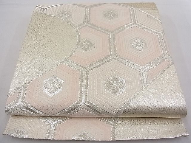 ■■■　サイズ　■■■ 長さ 432cm 幅 31cm程 ■■■　商品詳細　■■■ 【正絹】 状態は接写画像のように 太鼓、前柄、手先、柄止まりに薄い汚れがございますが その他特に目立ったシミ汚れなどもなく大変良い状態です。 大変上質な逸品になります。 お安く出品致しますので、是非この機会にいかがでしょうか？ ■■■　注意事項　■■■ ■モニター発色の具合により色合いが異なる場合がございます。 ■寸法は多少の誤差が生じる場合がございますのでご了承ください。 ■縫込みの長さが左右非対称の場合は短い部分を記載しております。 左右非対称であってもご返品・お値引き等の保証は出来かねますので、ご了承の上ご購入をお願い致します。 ■シミ等のチェックには注意を払っておりますが、見落としがある場合もございますし、個人の見解も様々ですので神経質な方のご購入はお控えください。 ■箪笥に入っておりました着物や帯なので畳みシワや匂いがあるものもございます。 ■お休みは基本的に土日祝となりますが、その他臨時でお休みする場合がございますのでご了承ください。 ■商品の発送は平日のみの発送となります。 ■夜間と土曜、日曜日はお問い合わせの回答が遅れる場合がございます。 ■当店では、お直し、紋入れ、お手入れ等は承っておりません。 ■生地の状態（ヤケ、経年劣化等）によってはサイズ直しが出来ない場合がございます。 その点もどうかご了承のうえ、ご購入をお願いいたします。 ■弊社で取り扱う商品は一点ものにつき、時期や在庫状況に応じて金額が変更となる場合がございます。 ■検針は行っておりません。予めご了承いただきますようお願いいたします。 ■【洗える着物】と記載のある商品におきましては、商品お届け後に洗濯を行ってしまってからのご返品にはご対応しかねます。 念の為、専門店でのお手入れをお願いいたします。 ■着物のサイズ目安は下記を参考ください↓ ＜女性着物＞　お端折り次第で＋5cm　−1cmが着用可能サイズ 　例）身丈170cmの場合、身長160cm〜175cm ＜男性着物＞　身丈＋約25cm〜27cm程が適応身長 　例）身丈155cmの場合、身長180〜182cm