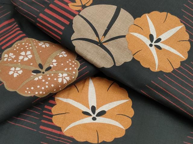 ■■■　サイズ　■■■ 身丈 164.5cm（肩から） 裄丈 64.5cm 袖丈 49cm　縫込み 1cm 袖幅 32cm 前幅 21.5cm 後幅 29cm 着物縫いこみ 内揚げ 0cm 裄 お袖側 約0cm　身頃側 約0cm ■■■　商品詳細　■■■ 【綿・未使用】 状態は特に目立ったシミ汚れなどもなく大変良い状態です。 大変上質な逸品になります。 お安く出品致しますので、是非この機会にいかがでしょうか？ ※タグ表記サイズと当店で採寸したサイズに差がございます。 ■■■　注意事項　■■■ ■モニター発色の具合により色合いが異なる場合がございます。 ■寸法は多少の誤差が生じる場合がございますのでご了承ください。 ■シミ等のチェックには注意を払っておりますが、見落としがある場合もございますし、個人の見解も様々ですので神経質な方のご購入はお控えください。 ■箪笥に入っておりました着物や帯なので畳みシワや匂いがあるものもございます。 ■お休みは基本的に土日祝となりますが、その他臨時でお休みする場合がございますのでご了承ください。 ■商品の発送は平日のみの発送となります。 ■夜間と土曜、日曜日はお問い合わせの回答が遅れる場合がございます。 ■当店では、お直し、紋入れ、お手入れ等は承っておりません。 ■生地の状態（ヤケ、経年劣化等）によってはサイズ直しが出来ない場合がございます。 その点もどうかご了承のうえ、ご購入をお願いいたします。 ■着物のサイズ目安は下記を参考ください↓ ＜女性着物＞　身長-10cm+5cmが着用可能サイズ(お端折り次第) 　例）身長160cmの方→着物身丈150cm〜165cm ＜男性着物＞　身長-27cm ±5cmが着用可能サイズ 　例）身長170cmの方→着物身丈138cm〜148cm