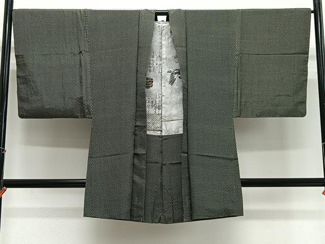 ■■■　サイズ　■■■ 身丈 92cm（肩から） 裄丈 66.5cm 袖丈 50cm　縫込み 3.5cm 袖幅 33cm 前幅 20cm 後幅 31cm 裄 お袖側 約1cm　身頃側 約1.5cm ■■■　商品詳細　■■■ 【正絹】 状態は接写画像のように右袖後ろに汚れがございますが その他特に目立ったシミ汚れなどもなく大変良い状態です。 大変上質な逸品になります。 お安く出品致しますので、是非この機会にいかがでしょうか？ ■■■　注意事項　■■■ ■モニター発色の具合により色合いが異なる場合がございます。 ■寸法は多少の誤差が生じる場合がございますのでご了承ください。 ■縫込みの長さが左右非対称の場合は短い部分を記載しております。 左右非対称であってもご返品・お値引き等の保証は出来かねますので、ご了承の上ご購入をお願い致します。 ■シミ等のチェックには注意を払っておりますが、見落としがある場合もございますし、個人の見解も様々ですので神経質な方のご購入はお控えください。 ■箪笥に入っておりました着物や帯なので畳みシワや匂いがあるものもございます。 ■お休みは基本的に土日祝となりますが、その他臨時でお休みする場合がございますのでご了承ください。 ■商品の発送は平日のみの発送となります。 ■夜間と土曜、日曜日はお問い合わせの回答が遅れる場合がございます。 ■当店では、お直し、紋入れ、お手入れ等は承っておりません。 ■生地の状態（ヤケ、経年劣化等）によってはサイズ直しが出来ない場合がございます。 その点もどうかご了承のうえ、ご購入をお願いいたします。 ■弊社で取り扱う商品は一点ものにつき、時期や在庫状況に応じて金額が変更となる場合がございます。 ■検針は行っておりません。予めご了承いただきますようお願いいたします。 ■【洗える着物】と記載のある商品におきましては、商品お届け後に洗濯を行ってしまってからのご返品にはご対応しかねます。 念の為、専門店でのお手入れをお願いいたします。 ■写真に写っている物が全てになります。それ以外の付属品はございませんのでご了承ください。 ■状態に関する写真につきましては、掲載可能な写真枚数に限りがあるため、各箇所につき1枚参考画像を掲載しております。 ■着物のサイズ目安は下記を参考ください↓ ＜女性着物＞　お端折り次第で＋5cm　−1cmが着用可能サイズ 　例）身丈170cmの場合、身長160cm〜175cm ＜男性着物＞　身丈＋約25cm〜27cm程が適応身長 　例）身丈155cmの場合、身長180〜182cm