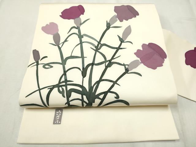 ■■■　サイズ　■■■ 長さ 372cm 幅 30.5cm程 ■■■　商品詳細　■■■ 【正絹】 状態は接写画像のように表地所々・帯芯・裏地・胴回り〜手先に汚れがございます。 日展で最高賞の栄誉に浴し、和装服飾界で「帯の空木」とも呼ばれた 壬生町出身の染色家高久空木(たかくくうぼく)の大変素晴らしい作品です。 栃木県で染織家を営み、主にろうけつ染を用いて染帯を制作してきました。 ぎりぎりまで簡略化され本質的な美しさを際立たされた、 非常に洗練された作風が特徴です。 大変上質な逸品になりますのでぜひお手入れをされてお召しになられてはいかがでしょうか。 お安く出品致しますので、是非この機会にいかがでしょうか？ ■■■　注意事項　■■■ ■モニター発色の具合により色合いが異なる場合がございます。 ■寸法は多少の誤差が生じる場合がございますのでご了承ください。 ■縫込みの長さが左右非対称の場合は短い部分を記載しております。 左右非対称であってもご返品・お値引き等の保証は出来かねますので、ご了承の上ご購入をお願い致します。 ■シミ等のチェックには注意を払っておりますが、見落としがある場合もございますし、個人の見解も様々ですので神経質な方のご購入はお控えください。 ■箪笥に入っておりました着物や帯なので畳みシワや匂いがあるものもございます。 ■お休みは基本的に土日祝となりますが、その他臨時でお休みする場合がございますのでご了承ください。 ■商品の発送は平日のみの発送となります。 ■夜間と土曜、日曜日はお問い合わせの回答が遅れる場合がございます。 ■当店では、お直し、紋入れ、お手入れ等は承っておりません。 ■生地の状態（ヤケ、経年劣化等）によってはサイズ直しが出来ない場合がございます。 その点もどうかご了承のうえ、ご購入をお願いいたします。 ■弊社で取り扱う商品は一点ものにつき、時期や在庫状況に応じて金額が変更となる場合がございます。 ■検針は行っておりません。予めご了承いただきますようお願いいたします。 ■【洗える着物】と記載のある商品におきましては、商品お届け後に洗濯を行ってしまってからのご返品にはご対応しかねます。 念の為、専門店でのお手入れをお願いいたします。 ■着物のサイズ目安は下記を参考ください↓ ＜女性着物＞　お端折り次第で＋5cm　−1cmが着用可能サイズ 　例）身丈170cmの場合、身長160cm〜175cm ＜男性着物＞　身丈＋約25cm〜27cm程が適応身長 　例）身丈155cmの場合、身長180〜182cm