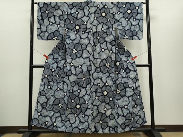 ■■■　サイズ　■■■ 身丈 156cm（肩から） 裄丈 64.5cm 袖丈 47cm　縫込み 1.5cm 袖幅 32.5cm 前幅 24cm 後幅 32cm 着物縫いこみ 内揚げ 0cm 裄 お袖側 約1cm　身頃側 約1cm ■■■　商品詳細　■■■ 【綿】 状態は接写画像のように表地所々・背当てに薄い汚れがございます。 人気の高い“有松鳴海絞り”の浴衣でございます。 “鳴海絞り”ならではの表情を生み出す立体感と 淡いぼかしで息を吹き込まれ、 今にも動き出しそうな迫力を放っております。 夏祭りや花火大会、これから増えるイベントに連れ立って、 より夏をお楽しみ下さいませ。 大変上質な逸品になりますので ぜひお手入れをされてお召しになられてはいかがでしょうか。 お安く出品致しますので、是非この機会にいかがでしょうか？ ■■■　注意事項　■■■ ■モニター発色の具合により色合いが異なる場合がございます。 ■寸法は多少の誤差が生じる場合がございますのでご了承ください。 ■縫込みの長さが左右非対称の場合は短い部分を記載しております。 左右非対称であってもご返品・お値引き等の保証は出来かねますので、ご了承の上ご購入をお願い致します。 ■シミ等のチェックには注意を払っておりますが、見落としがある場合もございますし、個人の見解も様々ですので神経質な方のご購入はお控えください。 ■箪笥に入っておりました着物や帯なので畳みシワや匂いがあるものもございます。 ■お休みは基本的に土日祝となりますが、その他臨時でお休みする場合がございますのでご了承ください。 ■商品の発送は平日のみの発送となります。 ■夜間と土曜、日曜日はお問い合わせの回答が遅れる場合がございます。 ■当店では、お直し、紋入れ、お手入れ等は承っておりません。 ■生地の状態（ヤケ、経年劣化等）によってはサイズ直しが出来ない場合がございます。 その点もどうかご了承のうえ、ご購入をお願いいたします。 ■弊社で取り扱う商品は一点ものにつき、時期や在庫状況に応じて金額が変更となる場合がございます。 ■検針は行っておりません。予めご了承いただきますようお願いいたします。 ■【洗える着物】と記載のある商品におきましては、商品お届け後に洗濯を行ってしまってからのご返品にはご対応しかねます。 念の為、専門店でのお手入れをお願いいたします。 ■写真に写っている物が全てになります。それ以外の付属品はございませんのでご了承ください。 ■状態に関する写真につきましては、掲載可能な写真枚数に限りがあるため、各箇所につき1枚参考画像を掲載しております。 ■着物のサイズ目安は下記を参考ください↓ ＜女性着物＞　お端折り次第で＋5cm　－1cmが着用可能サイズ 　例）身丈170cmの場合、身長160cm～175cm ＜男性着物＞　身丈＋約25cm～27cm程が適応身長 　例）身丈155cmの場合、身長180～182cm