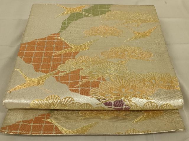 ■■■　サイズ　■■■ 長さ 448cm 幅 30.5cm程 ■■■　商品詳細　■■■ 【正絹・芯なし】 詳細に関しましては、画像をご確認ください。 大変上質な逸品になります。 お安く出品致しますので、是非この機会にいかがでしょうか？ ※汚れ等に関しましては、着用時には見えない部分になるかと思いますのであまり気にならずお召になれるかと思います。 ■■■　注意事項　■■■ ■モニター発色の具合により色合いが異なる場合がございます。 ■寸法は多少の誤差が生じる場合がございますのでご了承ください。 ■縫込みの長さが左右非対称の場合は短い部分を記載しております。 左右非対称であってもご返品・お値引き等の保証は出来かねますので、ご了承の上ご購入をお願い致します。 ■シミ等のチェックには注意を払っておりますが、見落としがある場合もございますし、個人の見解も様々ですので神経質な方のご購入はお控えください。 ■箪笥に入っておりました着物や帯なので畳みシワや匂いがあるものもございます。 ■お休みは基本的に土日祝となりますが、その他臨時でお休みする場合がございますのでご了承ください。 ■商品の発送は平日のみの発送となります。 ■夜間と土曜、日曜日はお問い合わせの回答が遅れる場合がございます。 ■当店では、お直し、紋入れ、お手入れ等は承っておりません。 ■生地の状態（ヤケ、経年劣化等）によってはサイズ直しが出来ない場合がございます。 その点もどうかご了承のうえ、ご購入をお願いいたします。 ■弊社で取り扱う商品は一点ものにつき、時期や在庫状況に応じて金額が変更となる場合がございます。 ■検針は行っておりません。予めご了承いただきますようお願いいたします。 ■【洗える着物】と記載のある商品におきましては、商品お届け後に洗濯を行ってしまってからのご返品にはご対応しかねます。 念の為、専門店でのお手入れをお願いいたします。 ■着物のサイズ目安は下記を参考ください↓ ＜女性着物＞　お端折り次第で＋5cm　−1cmが着用可能サイズ 　例）身丈170cmの場合、身長160cm〜175cm ＜男性着物＞　身丈＋約25cm〜27cm程が適応身長 　例）身丈155cmの場合、身長180〜182cm