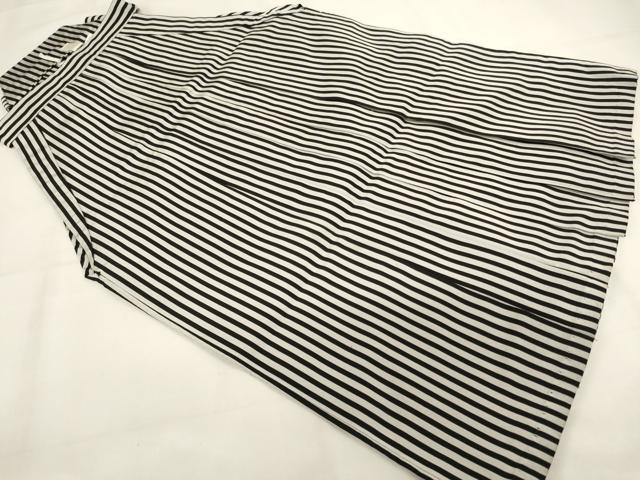■■■　サイズ　■■■ 【袴】 紐下　約　63cm ■■■　商品詳細　■■■ 袴【化繊】の 状態は特に目立ったシミ汚れなどもなく大変良い状態です。 お安く出品致しますので、是非この機会にいかがでしょうか？ ■■■　注意事項　■■■ ■モニター発色の具合により色合いが異なる場合がございます。 ■寸法は多少の誤差が生じる場合がございますのでご了承ください。 ■縫込みの長さが左右非対称の場合は短い部分を記載しております。 左右非対称であってもご返品・お値引き等の保証は出来かねますので、ご了承の上ご購入をお願い致します。 ■シミ等のチェックには注意を払っておりますが、見落としがある場合もございますし、個人の見解も様々ですので神経質な方のご購入はお控えください。 ■箪笥に入っておりました着物や帯なので畳みシワや匂いがあるものもございます。 ■お休みは基本的に土日祝となりますが、その他臨時でお休みする場合がございますのでご了承ください。 ■商品の発送は平日のみの発送となります。 ■夜間と土曜、日曜日はお問い合わせの回答が遅れる場合がございます。 ■当店では、お直し、紋入れ、お手入れ等は承っておりません。 ■生地の状態（ヤケ、経年劣化等）によってはサイズ直しが出来ない場合がございます。 その点もどうかご了承のうえ、ご購入をお願いいたします。 ■弊社で取り扱う商品は一点ものにつき、時期や在庫状況に応じて金額が変更となる場合がございます。 ■検針は行っておりません。予めご了承いただきますようお願いいたします。 ■【洗える着物】と記載のある商品におきましては、商品お届け後に洗濯を行ってしまってからのご返品にはご対応しかねます。 念の為、専門店でのお手入れをお願いいたします。 ■写真に写っている物が全てになります。それ以外の付属品はございませんのでご了承ください。 ■状態に関する写真につきましては、掲載可能な写真枚数に限りがあるため、各箇所につき1枚参考画像を掲載しております。 ■着物のサイズ目安は下記を参考ください↓ ＜女性着物＞　お端折り次第で＋5cm　−1cmが着用可能サイズ 　例）身丈170cmの場合、身長160cm〜175cm ＜男性着物＞　身丈＋約25cm〜27cm程が適応身長 　例）身丈155cmの場合、身長180〜182cm