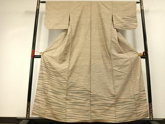 ■■■　サイズ　■■■ 身丈 157cm（肩から） 裄丈 61cm 袖丈 45cm　縫込み 4.5cm 袖幅 32cm 前幅 24cm 後幅 29cm 着物縫いこみ 内揚げ 4cm 裄 お袖側 約4cm　身頃側 約6cm ■■■　商品詳細　■■■ 【正絹】 状態は接写画像のように衿山・衿裏・胴裏に薄い汚れがございますが その他特に目立ったシミ汚れなどもなく大変良い状態です。 大変上質な逸品になります。 お安く出品致しますので、是非この機会にいかがでしょうか？ ■■■　注意事項　■■■ ■モニター発色の具合により色合いが異なる場合がございます。 ■寸法は多少の誤差が生じる場合がございますのでご了承ください。 ■縫込みの長さが左右非対称の場合は短い部分を記載しております。 左右非対称であってもご返品・お値引き等の保証は出来かねますので、ご了承の上ご購入をお願い致します。 ■シミ等のチェックには注意を払っておりますが、見落としがある場合もございますし、個人の見解も様々ですので神経質な方のご購入はお控えください。 ■箪笥に入っておりました着物や帯なので畳みシワや匂いがあるものもございます。 ■お休みは基本的に土日祝となりますが、その他臨時でお休みする場合がございますのでご了承ください。 ■商品の発送は平日のみの発送となります。 ■夜間と土曜、日曜日はお問い合わせの回答が遅れる場合がございます。 ■当店では、お直し、紋入れ、お手入れ等は承っておりません。 ■生地の状態（ヤケ、経年劣化等）によってはサイズ直しが出来ない場合がございます。 その点もどうかご了承のうえ、ご購入をお願いいたします。 ■弊社で取り扱う商品は一点ものにつき、時期や在庫状況に応じて金額が変更となる場合がございます。 ■検針は行っておりません。予めご了承いただきますようお願いいたします。 ■【洗える着物】と記載のある商品におきましては、商品お届け後に洗濯を行ってしまってからのご返品にはご対応しかねます。 念の為、専門店でのお手入れをお願いいたします。 ■写真に写っている物が全てになります。それ以外の付属品はございませんのでご了承ください。 ■状態に関する写真につきましては、掲載可能な写真枚数に限りがあるため、各箇所につき1枚参考画像を掲載しております。 ■着物のサイズ目安は下記を参考ください↓ ＜女性着物＞　お端折り次第で＋5cm　－1cmが着用可能サイズ 　例）身丈170cmの場合、身長160cm～175cm ＜男性着物＞　身丈＋約25cm～27cm程が適応身長 　例）身丈155cmの場合、身長180～182cm