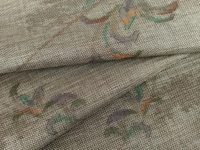 ■■■　サイズ　■■■ 身丈 161cm（肩から） 裄丈 66.5cm 袖丈 49cm　縫込み 0cm 袖幅 33.5cm 前幅 24.5cm 後幅 29.5cm 着物縫いこみ 内揚げ 0cm 裄 お袖側 約0cm　身頃側 約1.5cm ■■■　商品詳細　■■■ 【正絹・未使用】 状態は接写画像のように表地所々に糸の飛び出しがございますが その他特に目立ったシミ汚れなどもなく大変良い状態です。 大変上質な逸品になります。 お安く出品致しますので、是非この機会にいかがでしょうか？ ■■■　注意事項　■■■ ■モニター発色の具合により色合いが異なる場合がございます。 ■寸法は多少の誤差が生じる場合がございますのでご了承ください。 ■縫込みの長さが左右非対称の場合は短い部分を記載しております。 左右非対称であってもご返品・お値引き等の保証は出来かねますので、ご了承の上ご購入をお願い致します。 ■シミ等のチェックには注意を払っておりますが、見落としがある場合もございますし、個人の見解も様々ですので神経質な方のご購入はお控えください。 ■箪笥に入っておりました着物や帯なので畳みシワや匂いがあるものもございます。 ■お休みは基本的に土日祝となりますが、その他臨時でお休みする場合がございますのでご了承ください。 ■商品の発送は平日のみの発送となります。 ■夜間と土曜、日曜日はお問い合わせの回答が遅れる場合がございます。 ■当店では、お直し、紋入れ、お手入れ等は承っておりません。 ■生地の状態（ヤケ、経年劣化等）によってはサイズ直しが出来ない場合がございます。 その点もどうかご了承のうえ、ご購入をお願いいたします。 ■弊社で取り扱う商品は一点ものにつき、時期や在庫状況に応じて金額が変更となる場合がございます。 ■検針は行っておりません。予めご了承いただきますようお願いいたします。 ■【洗える着物】と記載のある商品におきましては、商品お届け後に洗濯を行ってしまってからのご返品にはご対応しかねます。 念の為、専門店でのお手入れをお願いいたします。 ■着物のサイズ目安は下記を参考ください↓ ＜女性着物＞　お端折り次第で＋5cm　−1cmが着用可能サイズ 　例）身丈170cmの場合、身長160cm〜175cm ＜男性着物＞　身丈＋約25cm〜27cm程が適応身長 　例）身丈155cmの場合、身長180〜182cm