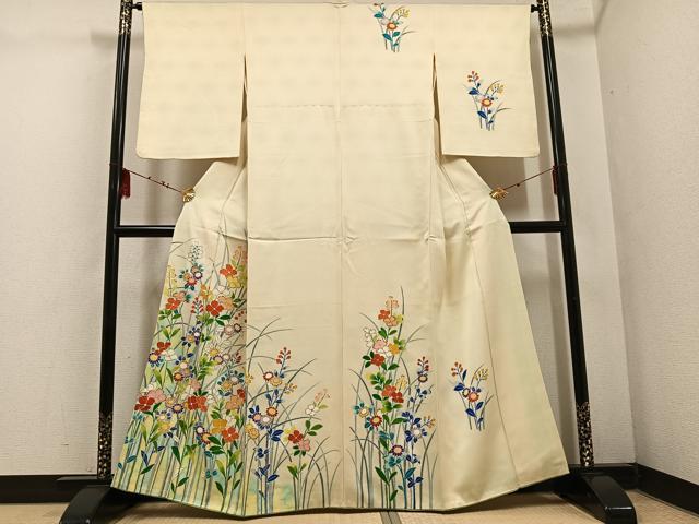 ■■■　サイズ　■■■ 身丈 160.5cm（肩から） 裄丈 64.5cm 袖丈 54.5cm　縫込み 1cm 袖幅 32cm 前幅 23cm 後幅 29cm 着物縫いこみ 内揚げ 3cm 裄 お袖側 約1cm　身頃側 約0cm ■■■　商品詳細　■■■ 【正絹】 状態は画像を添付しておりますので、そちらをご確認下さいますよう宜しくお願い致します。 大変上質な逸品になります。 お安く出品致しますので、是非この機会にいかがでしょうか？ ■■■　注意事項　■■■ ■モニター発色の具合により色合いが異なる場合がございます。 ■寸法は多少の誤差が生じる場合がございますのでご了承ください。 ■縫込みの長さが左右非対称の場合は短い部分を記載しております。 左右非対称であってもご返品・お値引き等の保証は出来かねますので、ご了承の上ご購入をお願い致します。 ■シミ等のチェックには注意を払っておりますが、見落としがある場合もございますし、個人の見解も様々ですので神経質な方のご購入はお控えください。 ■箪笥に入っておりました着物や帯なので畳みシワや匂いがあるものもございます。 ■お休みは基本的に土日祝となりますが、その他臨時でお休みする場合がございますのでご了承ください。 ■商品の発送は平日のみの発送となります。 ■夜間と土曜、日曜日はお問い合わせの回答が遅れる場合がございます。 ■当店では、お直し、紋入れ、お手入れ等は承っておりません。 ■生地の状態（ヤケ、経年劣化等）によってはサイズ直しが出来ない場合がございます。 その点もどうかご了承のうえ、ご購入をお願いいたします。 ■弊社で取り扱う商品は一点ものにつき、時期や在庫状況に応じて金額が変更となる場合がございます。 ■検針は行っておりません。予めご了承いただきますようお願いいたします。 ■【洗える着物】と記載のある商品におきましては、商品お届け後に洗濯を行ってしまってからのご返品にはご対応しかねます。 念の為、専門店でのお手入れをお願いいたします。 ■着物のサイズ目安は下記を参考ください↓ ＜女性着物＞　お端折り次第で＋5cm　−1cmが着用可能サイズ 　例）身丈170cmの場合、身長160cm〜175cm ＜男性着物＞　身丈＋約25cm〜27cm程が適応身長 　例）身丈155cmの場合、身長180〜182cm