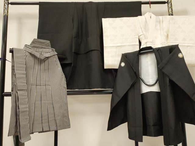 ■■■　サイズ　■■■ 【祝着】 身丈 77cm（肩から） 裄丈 44cm（肩上げ　5.5cm） 袖丈 55.5cm　縫込み 3.5cm 袖幅 30.5cm 前幅 17cm 後幅 24cm 着物縫いこみ 内揚げ 0cm （腰上げ　11.5cm） 裄 お袖側 約3cm　身頃側 約1cm 【長襦袢】 身丈 72.5cm（肩から） 裄丈 44cm（肩上げ　5cm） 袖丈 44.5cm　縫込み 2.5cm 袖幅 29.5cm 前幅 20cm 後幅 24cm 着物縫いこみ 内揚げ 0cm （腰上げ　7cm） 裄 お袖側 約2.5cm　身頃側 約3.5cm 【羽織】 身丈 66.5cm（肩から） 裄丈 45cm（肩上げ　6cm） 袖丈 56cm　縫込み 3cm 袖幅 31cm 前幅 18cm 後幅 24.5cm （腰上げ　0cm） 裄 お袖側 約3.5cm　身頃側 約2cm 【袴】 紐下　約　57.5cm 【帯】 長さ 264cm　幅 7cm程 ■■■　商品詳細　■■■ 着物【正絹】の状態は特に目立ったシミ汚れなどもなく大変良い状態です。 羽織【正絹・五つ紋】の状態は接写画像のように家紋・羽裏に薄い汚れがございますが その他特に目立ったシミ汚れなどもなく大変良い状態です。 長襦袢【化繊】の状態は接写画像のように後身頃肩山・右袖前に薄い汚れがございますが その他特に目立ったシミ汚れなどもなく大変良い状態です。 袴【化繊】の状態は特に目立ったシミ汚れなどもなく大変良い状態です。 帯【化繊】の状態は特に目立ったシミ汚れなどもなく大変良い状態です。 大変上質な逸品になります。 お安く出品致しますので、是非この機会にいかがでしょうか？ ※襦袢のみ袖は大名袖になっております。 ■■■　注意事項　■■■ ■モニター発色の具合により色合いが異なる場合がございます。 ■寸法は多少の誤差が生じる場合がございますのでご了承ください。 ■縫込みの長さが左右非対称の場合は短い部分を記載しております。 左右非対称であってもご返品・お値引き等の保証は出来かねますので、ご了承の上ご購入をお願い致します。 ■シミ等のチェックには注意を払っておりますが、見落としがある場合もございますし、個人の見解も様々ですので神経質な方のご購入はお控えください。 ■箪笥に入っておりました着物や帯なので畳みシワや匂いがあるものもございます。 ■お休みは基本的に土日祝となりますが、その他臨時でお休みする場合がございますのでご了承ください。 ■商品の発送は平日のみの発送となります。 ■夜間と土曜、日曜日はお問い合わせの回答が遅れる場合がございます。 ■当店では、お直し、紋入れ、お手入れ等は承っておりません。 ■生地の状態（ヤケ、経年劣化等）によってはサイズ直しが出来ない場合がございます。 その点もどうかご了承のうえ、ご購入をお願いいたします。 ■弊社で取り扱う商品は一点ものにつき、時期や在庫状況に応じて金額が変更となる場合がございます。 ■検針は行っておりません。予めご了承いただきますようお願いいたします。 ■【洗える着物】と記載のある商品におきましては、商品お届け後に洗濯を行ってしまってからのご返品にはご対応しかねます。 念の為、専門店でのお手入れをお願いいたします。 ■着物のサイズ目安は下記を参考ください↓ ＜女性着物＞　お端折り次第で＋5cm　−1cmが着用可能サイズ 　例）身丈170cmの場合、身長160cm〜175cm ＜男性着物＞　身丈＋約25cm〜27cm程が適応身長 　例）身丈155cmの場合、身長180〜182cm