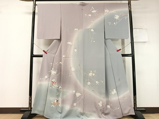 ■■■　サイズ　■■■ 身丈 165.5cm（肩から） 裄丈 66cm 袖丈 55cm　縫込み 4.5cm 袖幅 34cm 前幅 25.5cm 後幅 30.5cm 着物縫いこみ 内揚げ 3cm 裄 お袖側 約2cm　身頃側 約2cm ■■■　商品詳細　■■■ 【正絹・一つ紋・未使用】 状態は特に目立ったシミ汚れなどもなく大変良い状態です。 大変上質な逸品になります。 お安く出品致しますので、是非この機会にいかがでしょうか？ ■■■　注意事項　■■■ ■モニター発色の具合により色合いが異なる場合がございます。 ■寸法は多少の誤差が生じる場合がございますのでご了承ください。 ■縫込みの長さが左右非対称の場合は短い部分を記載しております。 左右非対称であってもご返品・お値引き等の保証は出来かねますので、ご了承の上ご購入をお願い致します。 ■シミ等のチェックには注意を払っておりますが、見落としがある場合もございますし、個人の見解も様々ですので神経質な方のご購入はお控えください。 ■箪笥に入っておりました着物や帯なので畳みシワや匂いがあるものもございます。 ■お休みは基本的に土日祝となりますが、その他臨時でお休みする場合がございますのでご了承ください。 ■商品の発送は平日のみの発送となります。 ■夜間と土曜、日曜日はお問い合わせの回答が遅れる場合がございます。 ■当店では、お直し、紋入れ、お手入れ等は承っておりません。 ■生地の状態（ヤケ、経年劣化等）によってはサイズ直しが出来ない場合がございます。 その点もどうかご了承のうえ、ご購入をお願いいたします。 ■弊社で取り扱う商品は一点ものにつき、時期や在庫状況に応じて金額が変更となる場合がございます。 ■検針は行っておりません。予めご了承いただきますようお願いいたします。 ■【洗える着物】と記載のある商品におきましては、商品お届け後に洗濯を行ってしまってからのご返品にはご対応しかねます。 念の為、専門店でのお手入れをお願いいたします。 ■着物のサイズ目安は下記を参考ください↓ ＜女性着物＞　お端折り次第で＋5cm　−1cmが着用可能サイズ 　例）身丈170cmの場合、身長160cm〜175cm ＜男性着物＞　身丈＋約25cm〜27cm程が適応身長 　例）身丈155cmの場合、身長180〜182cm
