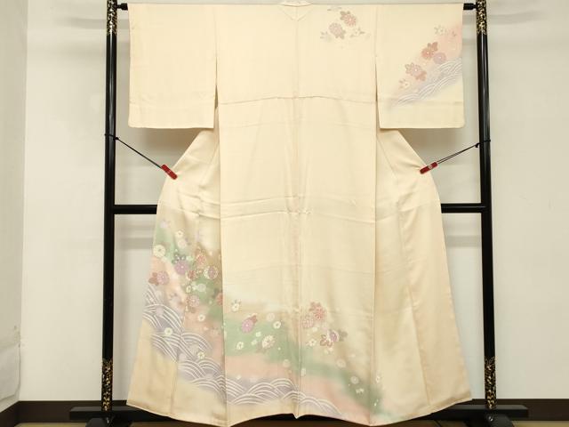 ■■■　サイズ　■■■ 身丈 155cm（肩から） 裄丈 63cm 袖丈 48cm　縫込み 8cm 袖幅 33cm 前幅 24cm 後幅 30.5cm 着物縫いこみ 内揚げ 7cm 裄 お袖側 約4cm　身頃側 約5cm ■■■　商品詳細　■■■ 【正絹】 状態は画像を添付しておりますので、そちらをご確認下さいますよう宜しくお願い致します。 大変上質な逸品になります。 お安く出品致しますので、是非この機会にいかがでしょうか？ ■■■　注意事項　■■■ ■モニター発色の具合により色合いが異なる場合がございます。 ■寸法は多少の誤差が生じる場合がございますのでご了承ください。 ■縫込みの長さが左右非対称の場合は短い部分を記載しております。 左右非対称であってもご返品・お値引き等の保証は出来かねますので、ご了承の上ご購入をお願い致します。 ■シミ等のチェックには注意を払っておりますが、見落としがある場合もございますし、個人の見解も様々ですので神経質な方のご購入はお控えください。 ■箪笥に入っておりました着物や帯なので畳みシワや匂いがあるものもございます。 ■お休みは基本的に土日祝となりますが、その他臨時でお休みする場合がございますのでご了承ください。 ■商品の発送は平日のみの発送となります。 ■夜間と土曜、日曜日はお問い合わせの回答が遅れる場合がございます。 ■当店では、お直し、紋入れ、お手入れ等は承っておりません。 ■生地の状態（ヤケ、経年劣化等）によってはサイズ直しが出来ない場合がございます。 その点もどうかご了承のうえ、ご購入をお願いいたします。 ■弊社で取り扱う商品は一点ものにつき、時期や在庫状況に応じて金額が変更となる場合がございます。 ■検針は行っておりません。予めご了承いただきますようお願いいたします。 ■【洗える着物】と記載のある商品におきましては、商品お届け後に洗濯を行ってしまってからのご返品にはご対応しかねます。 念の為、専門店でのお手入れをお願いいたします。 ■着物のサイズ目安は下記を参考ください↓ ＜女性着物＞　お端折り次第で＋5cm　−1cmが着用可能サイズ 　例）身丈170cmの場合、身長160cm〜175cm ＜男性着物＞　身丈＋約25cm〜27cm程が適応身長 　例）身丈155cmの場合、身長180〜182cm