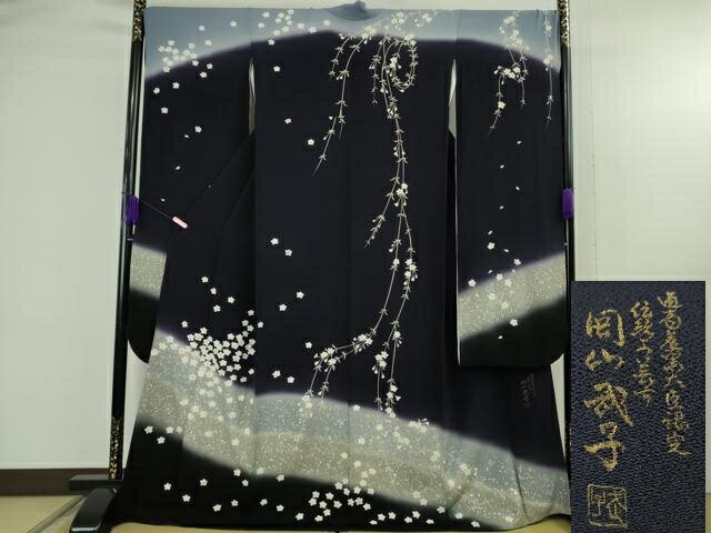 ■■■　サイズ　■■■ 身丈 169cm（肩から） 裄丈 69.5cm 袖丈 117.5cm 袖幅 35cm 前幅 25.5cm 後幅 31cm 着物縫いこみ 内揚げ 0cm 裄 お袖側 約 0cm　身頃側 約 1.5cm ■■■　商品詳細　■■■ 【正絹】 状態は特に目立ったシミ汚れなどもなく大変良い状態です。 通商産業大臣認定・京友禅伝統工芸士でもある岡山武子先生のお品です。 岡山武子先生が創り上げる夢のあるきものの世界は、柔らか味のある色合いでかつ斬新、 女性作家ならではの女性が着て美しく見えるきものづくりを展開しておられます。 代表的な「武子ぼかし」の上品な作品となっております。 積極的にパリコレやその他国内のファッションショーにも出品し好評を博しております。 大変上質な極上の逸品になります。 お安く出品致しますので、是非この機会にいかがでしょうか？ ■■■　注意事項　■■■ ■モニター発色の具合により色合いが異なる場合がございます。 ■寸法は多少の誤差が生じる場合がございますのでご了承ください。 ■縫込みの長さが左右非対称の場合は短い部分を記載しております。 左右非対称であってもご返品・お値引き等の保証は出来かねますので、ご了承の上ご購入をお願い致します。 ■シミ等のチェックには注意を払っておりますが、見落としがある場合もございますし、個人の見解も様々ですので神経質な方のご購入はお控えください。 ■箪笥に入っておりました着物や帯なので畳みシワや匂いがあるものもございます。 ■お休みは基本的に土日祝となりますが、その他臨時でお休みする場合がございますのでご了承ください。 ■商品の発送は平日のみの発送となります。 ■夜間と土曜、日曜日はお問い合わせの回答が遅れる場合がございます。 ■当店では、お直し、紋入れ、お手入れ等は承っておりません。 ■生地の状態（ヤケ、経年劣化等）によってはサイズ直しが出来ない場合がございます。 その点もどうかご了承のうえ、ご購入をお願いいたします。 ■弊社で取り扱う商品は一点ものにつき、時期や在庫状況に応じて金額が変更となる場合がございます。 ■検針は行っておりません。予めご了承いただきますようお願いいたします。 ■【洗える着物】と記載のある商品におきましては、商品お届け後に洗濯を行ってしまってからのご返品にはご対応しかねます。 念の為、専門店でのお手入れをお願いいたします。 ■着物のサイズ目安は下記を参考ください↓ ＜女性着物＞　お端折り次第で＋5?　−10?が着用可能サイズ 　例）身丈170?の場合、身長160?〜175? ＜男性着物＞　身丈＋約25?〜27?程が適応身長 　例）身丈155?の場合、身長180〜182?