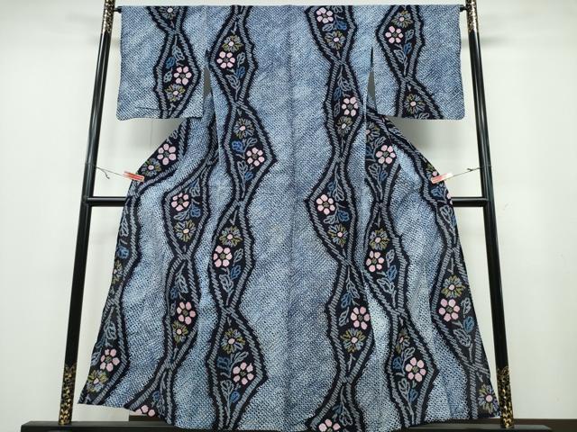 ■■■　サイズ　■■■ 身丈 156.5cm（肩から） 裄丈 66.5cm 袖丈 48cm　縫込み 2cm 袖幅 34cm 前幅 24.5cm 後幅 31cm 着物縫いこみ 内揚げ 0cm 裄 お袖側 約0cm　身頃側 約0cm ■■■　商品詳細　■■■ 【綿】 状態は接写画像のように衿山に薄い汚れ、後身頃・肩当てに薄いシミがございますが その他特に目立ったシミ汚れなどもなく大変良い状態です。 人気の高い“有松鳴海絞り”の浴衣でございます。 “鳴海絞り”ならではの表情を生み出す立体感と 淡いぼかしで息を吹き込まれ、 今にも動き出しそうな迫力を放っております。 夏祭りや花火大会、これから増えるイベントに連れ立って、 より夏をお楽しみ下さいませ。 大変上質な逸品になります。 お安く出品致しますので、是非この機会にいかがでしょうか？ ■■■　注意事項　■■■ ■モニター発色の具合により色合いが異なる場合がございます。 ■寸法は多少の誤差が生じる場合がございますのでご了承ください。 ■縫込みの長さが左右非対称の場合は短い部分を記載しております。 左右非対称であってもご返品・お値引き等の保証は出来かねますので、ご了承の上ご購入をお願い致します。 ■シミ等のチェックには注意を払っておりますが、見落としがある場合もございますし、個人の見解も様々ですので神経質な方のご購入はお控えください。 ■箪笥に入っておりました着物や帯なので畳みシワや匂いがあるものもございます。 ■お休みは基本的に土日祝となりますが、その他臨時でお休みする場合がございますのでご了承ください。 ■商品の発送は平日のみの発送となります。 ■夜間と土曜、日曜日はお問い合わせの回答が遅れる場合がございます。 ■当店では、お直し、紋入れ、お手入れ等は承っておりません。 ■生地の状態（ヤケ、経年劣化等）によってはサイズ直しが出来ない場合がございます。 その点もどうかご了承のうえ、ご購入をお願いいたします。 ■弊社で取り扱う商品は一点ものにつき、時期や在庫状況に応じて金額が変更となる場合がございます。 ■検針は行っておりません。予めご了承いただきますようお願いいたします。 ■【洗える着物】と記載のある商品におきましては、商品お届け後に洗濯を行ってしまってからのご返品にはご対応しかねます。 念の為、専門店でのお手入れをお願いいたします。 ■着物のサイズ目安は下記を参考ください↓ ＜女性着物＞　お端折り次第で＋5cm　−1cmが着用可能サイズ 　例）身丈170cmの場合、身長160cm〜175cm ＜男性着物＞　身丈＋約25cm〜27cm程が適応身長 　例）身丈155cmの場合、身長180〜182cm