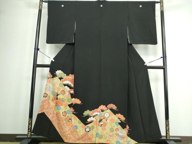 ■■■　サイズ　■■■ 身丈 157cm（肩から） 裄丈 62cm 袖丈 54cm　縫込み 5.5cm 袖幅 32cm 前幅 23cm 後幅 29cm 着物縫いこみ 内揚げ 4.5cm 裄 お袖側 約0cm　身頃側 約4cm ■■■　商品詳細　■■■ 【正絹・五つ紋】 状態は画像を添付しておりますので、そちらをご確認下さいますよう宜しくお願い致します。 大変上質な逸品になります。 お安く出品致しますので、是非この機会にいかがでしょうか？ ■■■　注意事項　■■■ ■モニター発色の具合により色合いが異なる場合がございます。 ■寸法は多少の誤差が生じる場合がございますのでご了承ください。 ■縫込みの長さが左右非対称の場合は短い部分を記載しております。 左右非対称であってもご返品・お値引き等の保証は出来かねますので、ご了承の上ご購入をお願い致します。 ■シミ等のチェックには注意を払っておりますが、見落としがある場合もございますし、個人の見解も様々ですので神経質な方のご購入はお控えください。 ■箪笥に入っておりました着物や帯なので畳みシワや匂いがあるものもございます。 ■お休みは基本的に土日祝となりますが、その他臨時でお休みする場合がございますのでご了承ください。 ■商品の発送は平日のみの発送となります。 ■夜間と土曜、日曜日はお問い合わせの回答が遅れる場合がございます。 ■当店では、お直し、紋入れ、お手入れ等は承っておりません。 ■生地の状態（ヤケ、経年劣化等）によってはサイズ直しが出来ない場合がございます。 その点もどうかご了承のうえ、ご購入をお願いいたします。 ■弊社で取り扱う商品は一点ものにつき、時期や在庫状況に応じて金額が変更となる場合がございます。 ■検針は行っておりません。予めご了承いただきますようお願いいたします。 ■【洗える着物】と記載のある商品におきましては、商品お届け後に洗濯を行ってしまってからのご返品にはご対応しかねます。 念の為、専門店でのお手入れをお願いいたします。 ■着物のサイズ目安は下記を参考ください↓ ＜女性着物＞　お端折り次第で＋5cm　−1cmが着用可能サイズ 　例）身丈170cmの場合、身長160cm〜175cm ＜男性着物＞　身丈＋約25cm〜27cm程が適応身長 　例）身丈155cmの場合、身長180〜182cm