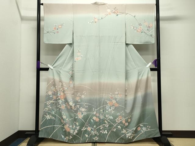 ■■■　サイズ　■■■ 身丈 163.5cm（肩から） 裄丈 65.5cm 袖丈 49cm　縫込み 5cm 袖幅 34.5cm 前幅 24.5cm 後幅 30.5cm 着物縫いこみ 内揚げ 7cm 裄 お袖側 約2cm　身頃側 約4.5cm ■■■　商品詳細　■■■ 【正絹】 状態は接写画像のように袖口内側・衿山に薄い汚れがございますが その他特に目立ったシミ汚れなどもなく大変良い状態です。 大変上質な逸品になります。 お安く出品致しますので、是非この機会にいかがでしょうか？ ■■■　注意事項　■■■ ■モニター発色の具合により色合いが異なる場合がございます。 ■寸法は多少の誤差が生じる場合がございますのでご了承ください。 ■縫込みの長さが左右非対称の場合は短い部分を記載しております。 左右非対称であってもご返品・お値引き等の保証は出来かねますので、ご了承の上ご購入をお願い致します。 ■シミ等のチェックには注意を払っておりますが、見落としがある場合もございますし、個人の見解も様々ですので神経質な方のご購入はお控えください。 ■箪笥に入っておりました着物や帯なので畳みシワや匂いがあるものもございます。 ■お休みは基本的に土日祝となりますが、その他臨時でお休みする場合がございますのでご了承ください。 ■商品の発送は平日のみの発送となります。 ■夜間と土曜、日曜日はお問い合わせの回答が遅れる場合がございます。 ■当店では、お直し、紋入れ、お手入れ等は承っておりません。 ■生地の状態（ヤケ、経年劣化等）によってはサイズ直しが出来ない場合がございます。 その点もどうかご了承のうえ、ご購入をお願いいたします。 ■弊社で取り扱う商品は一点ものにつき、時期や在庫状況に応じて金額が変更となる場合がございます。 ■検針は行っておりません。予めご了承いただきますようお願いいたします。 ■【洗える着物】と記載のある商品におきましては、商品お届け後に洗濯を行ってしまってからのご返品にはご対応しかねます。 念の為、専門店でのお手入れをお願いいたします。 ■着物のサイズ目安は下記を参考ください↓ ＜女性着物＞　お端折り次第で＋5cm　−1cmが着用可能サイズ 　例）身丈170cmの場合、身長160cm〜175cm ＜男性着物＞　身丈＋約25cm〜27cm程が適応身長 　例）身丈155cmの場合、身長180〜182cm