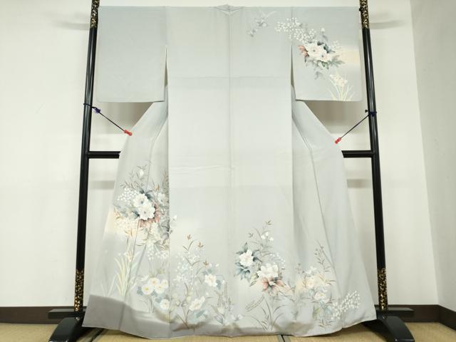 ■■■　サイズ　■■■ 身丈 163.5cm（肩から） 裄丈 68cm 袖丈 52cm　縫込み 4cm 袖幅 34.5cm 前幅 23.5cm 後幅 30cm 着物縫いこみ 内揚げ 5cm 裄 お袖側 約3cm　身頃側 約2cm ■■■　商品詳細　■■■ 【正絹】 状態は特に目立ったシミ汚れなどもなく大変良い状態です。 大変上質な逸品になります。 お安く出品致しますので、是非この機会にいかがでしょうか？ ■■■　注意事項　■■■ ■モニター発色の具合により色合いが異なる場合がございます。 ■寸法は多少の誤差が生じる場合がございますのでご了承ください。 ■縫込みの長さが左右非対称の場合は短い部分を記載しております。 左右非対称であってもご返品・お値引き等の保証は出来かねますので、ご了承の上ご購入をお願い致します。 ■シミ等のチェックには注意を払っておりますが、見落としがある場合もございますし、個人の見解も様々ですので神経質な方のご購入はお控えください。 ■箪笥に入っておりました着物や帯なので畳みシワや匂いがあるものもございます。 ■お休みは基本的に土日祝となりますが、その他臨時でお休みする場合がございますのでご了承ください。 ■商品の発送は平日のみの発送となります。 ■夜間と土曜、日曜日はお問い合わせの回答が遅れる場合がございます。 ■当店では、お直し、紋入れ、お手入れ等は承っておりません。 ■生地の状態（ヤケ、経年劣化等）によってはサイズ直しが出来ない場合がございます。 その点もどうかご了承のうえ、ご購入をお願いいたします。 ■弊社で取り扱う商品は一点ものにつき、時期や在庫状況に応じて金額が変更となる場合がございます。 ■検針は行っておりません。予めご了承いただきますようお願いいたします。 ■【洗える着物】と記載のある商品におきましては、商品お届け後に洗濯を行ってしまってからのご返品にはご対応しかねます。 念の為、専門店でのお手入れをお願いいたします。 ■着物のサイズ目安は下記を参考ください↓ ＜女性着物＞　お端折り次第で＋5cm　−1cmが着用可能サイズ 　例）身丈170cmの場合、身長160cm〜175cm ＜男性着物＞　身丈＋約25cm〜27cm程が適応身長 　例）身丈155cmの場合、身長180〜182cm