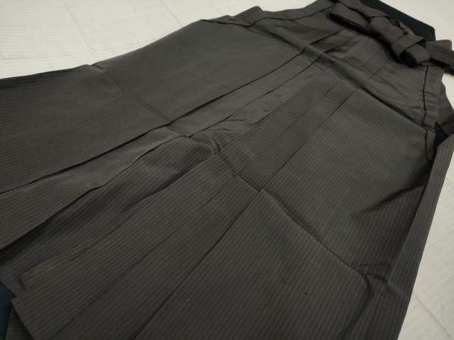 ■■■　サイズ　■■■ 紐下丈　約86cm ■■■　商品詳細　■■■ 【正絹】 状態は接写画像のように後丈・表地所々に薄い汚れがございます。 大変上質な逸品になりますのでぜひお手入れをされてお召しになられてはいかがでしょうか。 お安く出品致しますので、是非この機会にいかがでしょうか？ ■■■　注意事項　■■■ ■モニター発色の具合により色合いが異なる場合がございます。 ■寸法は多少の誤差が生じる場合がございますのでご了承ください。 ■縫込みの長さが左右非対称の場合は短い部分を記載しております。 左右非対称であってもご返品・お値引き等の保証は出来かねますので、ご了承の上ご購入をお願い致します。 ■シミ等のチェックには注意を払っておりますが、見落としがある場合もございますし、個人の見解も様々ですので神経質な方のご購入はお控えください。 ■箪笥に入っておりました着物や帯なので畳みシワや匂いがあるものもございます。 ■お休みは基本的に土日祝となりますが、その他臨時でお休みする場合がございますのでご了承ください。 ■商品の発送は平日のみの発送となります。 ■夜間と土曜、日曜日はお問い合わせの回答が遅れる場合がございます。 ■当店では、お直し、紋入れ、お手入れ等は承っておりません。 ■生地の状態（ヤケ、経年劣化等）によってはサイズ直しが出来ない場合がございます。 その点もどうかご了承のうえ、ご購入をお願いいたします。 ■弊社で取り扱う商品は一点ものにつき、時期や在庫状況に応じて金額が変更となる場合がございます。 ■検針は行っておりません。予めご了承いただきますようお願いいたします。 ■【洗える着物】と記載のある商品におきましては、商品お届け後に洗濯を行ってしまってからのご返品にはご対応しかねます。 念の為、専門店でのお手入れをお願いいたします。 ■着物のサイズ目安は下記を参考ください↓ ＜女性着物＞　お端折り次第で＋5cm　−1cmが着用可能サイズ 　例）身丈170cmの場合、身長160cm〜175cm ＜男性着物＞　身丈＋約25cm〜27cm程が適応身長 　例）身丈155cmの場合、身長180〜182cm