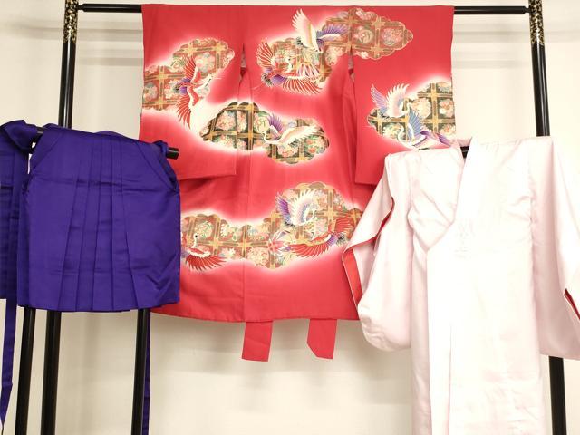 ■■■　サイズ　■■■ 【祝着】 身丈 98cm（肩から） 裄丈 46cm（肩上げ　0cm） 袖丈 57.5cm　縫込み 2.5cm 袖幅 30cm 前幅 15cm 後幅 16.5cm 着物縫いこみ 内揚げ 0cm （腰上げ　0cm） 裄 お袖側 約1.5cm　身頃側 約0cm 【長襦袢】 身丈 95.5cm（肩から） 裄丈 40cm（肩上げ　0cm） 袖丈 56cm　縫込み 1.5cm 袖幅 26.5cm 前幅 14cm 後幅 15cm 着物縫いこみ 内揚げ 0cm （腰上げ　0cm） 裄 お袖側 約1cm　身頃側 約1cm 【袴】 紐下　約44.5cm ■■■　商品詳細　■■■ 着物【正絹】の状態は接写画像のように表地所々・胴裏に汚れがございます。 袴【化繊】の状態は特に目立ったシミ汚れなどもなく大変良い状態です。 長襦袢【化繊】の状態は接写画像のように表地所々に汚れがございます。 大変上質な逸品になります。 お安く出品致しますので、是非この機会にいかがでしょうか？ ■■■　注意事項　■■■ ■モニター発色の具合により色合いが異なる場合がございます。 ■寸法は多少の誤差が生じる場合がございますのでご了承ください。 ■縫込みの長さが左右非対称の場合は短い部分を記載しております。 左右非対称であってもご返品・お値引き等の保証は出来かねますので、ご了承の上ご購入をお願い致します。 ■シミ等のチェックには注意を払っておりますが、見落としがある場合もございますし、個人の見解も様々ですので神経質な方のご購入はお控えください。 ■箪笥に入っておりました着物や帯なので畳みシワや匂いがあるものもございます。 ■お休みは基本的に土日祝となりますが、その他臨時でお休みする場合がございますのでご了承ください。 ■商品の発送は平日のみの発送となります。 ■夜間と土曜、日曜日はお問い合わせの回答が遅れる場合がございます。 ■当店では、お直し、紋入れ、お手入れ等は承っておりません。 ■生地の状態（ヤケ、経年劣化等）によってはサイズ直しが出来ない場合がございます。 その点もどうかご了承のうえ、ご購入をお願いいたします。 ■弊社で取り扱う商品は一点ものにつき、時期や在庫状況に応じて金額が変更となる場合がございます。 ■検針は行っておりません。予めご了承いただきますようお願いいたします。 ■【洗える着物】と記載のある商品におきましては、商品お届け後に洗濯を行ってしまってからのご返品にはご対応しかねます。 念の為、専門店でのお手入れをお願いいたします。 ■写真に写っている物が全てになります。それ以外の付属品はございませんのでご了承ください。 ■状態に関する写真につきましては、掲載可能な写真枚数に限りがあるため、各箇所につき1枚参考画像を掲載しております。 ■着物のサイズ目安は下記を参考ください↓ ＜女性着物＞　お端折り次第で＋5cm　−1cmが着用可能サイズ 　例）身丈170cmの場合、身長160cm〜175cm ＜男性着物＞　身丈＋約25cm〜27cm程が適応身長 　例）身丈155cmの場合、身長180〜182cm