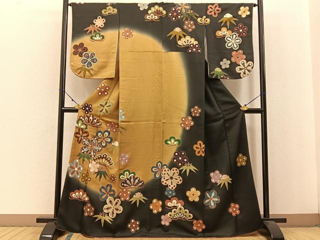 ■■■　サイズ　■■■ 身丈 165.5cm（肩から） 裄丈 64.5cm 袖丈 57cm　縫込み 4cm 袖幅 33cm 前幅 24cm 後幅 30cm 着物縫いこみ 内揚げ 4.5cm 裄 お袖側 約3cm　身頃側 約4cm ■■■　商品詳細　■■■ 【正絹】 状態は特に目立ったシミ汚れなどもなく大変良い状態です。 大変上質な逸品になります。 お安く出品致しますので、是非この機会にいかがでしょうか？ ■■■　注意事項　■■■ ■モニター発色の具合により色合いが異なる場合がございます。 ■寸法は多少の誤差が生じる場合がございますのでご了承ください。 ■縫込みの長さが左右非対称の場合は短い部分を記載しております。 左右非対称であってもご返品・お値引き等の保証は出来かねますので、ご了承の上ご購入をお願い致します。 ■シミ等のチェックには注意を払っておりますが、見落としがある場合もございますし、個人の見解も様々ですので神経質な方のご購入はお控えください。 ■箪笥に入っておりました着物や帯なので畳みシワや匂いがあるものもございます。 ■お休みは基本的に土日祝となりますが、その他臨時でお休みする場合がございますのでご了承ください。 ■商品の発送は平日のみの発送となります。 ■夜間と土曜、日曜日はお問い合わせの回答が遅れる場合がございます。 ■当店では、お直し、紋入れ、お手入れ等は承っておりません。 ■生地の状態（ヤケ、経年劣化等）によってはサイズ直しが出来ない場合がございます。 その点もどうかご了承のうえ、ご購入をお願いいたします。 ■弊社で取り扱う商品は一点ものにつき、時期や在庫状況に応じて金額が変更となる場合がございます。 ■検針は行っておりません。予めご了承いただきますようお願いいたします。 ■【洗える着物】と記載のある商品におきましては、商品お届け後に洗濯を行ってしまってからのご返品にはご対応しかねます。 念の為、専門店でのお手入れをお願いいたします。 ■着物のサイズ目安は下記を参考ください↓ ＜女性着物＞　お端折り次第で＋5cm　−1cmが着用可能サイズ 　例）身丈170cmの場合、身長160cm〜175cm ＜男性着物＞　身丈＋約25cm〜27cm程が適応身長 　例）身丈155cmの場合、身長180〜182cm