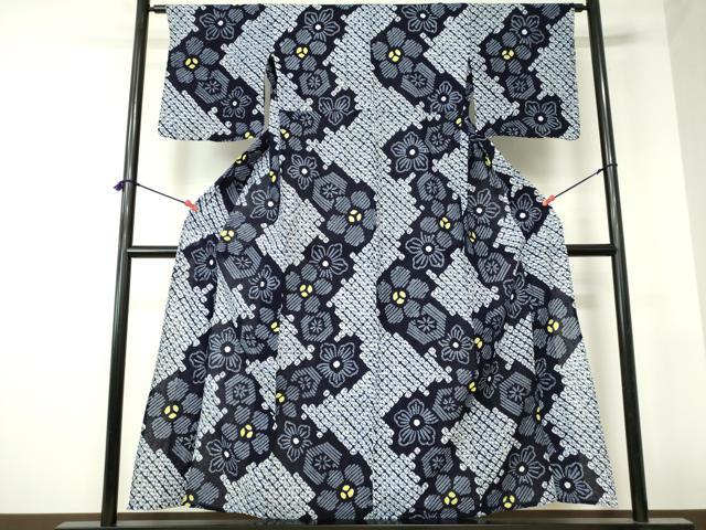 ■■■　サイズ　■■■ 身丈 156.5cm（肩から） 裄丈 63.5cm 袖丈 45cm　縫込み 2cm 袖幅 33cm 前幅 24cm 後幅 30cm 着物縫いこみ 内揚げ 0cm 裄 お袖側 約2.5cm　身頃側 約5cm ■■■　商品詳細　■■■ 【綿】 状態は接写画像のように右袖後・居敷当て・肩当てに薄い汚れがございますが その他特に目立ったシミ汚れなどもなく大変良い状態です。 人気の高い“有松鳴海絞り”の浴衣でございます。 “鳴海絞り”ならではの表情を生み出す立体感と 淡いぼかしで息を吹き込まれ、 今にも動き出しそうな迫力を放っております。 夏祭りや花火大会、これから増えるイベントに連れ立って、 より夏をお楽しみ下さいませ。 大変上質な逸品になります。 お安く出品致しますので、是非この機会にいかがでしょうか？ ■■■　注意事項　■■■ ■モニター発色の具合により色合いが異なる場合がございます。 ■寸法は多少の誤差が生じる場合がございますのでご了承ください。 ■縫込みの長さが左右非対称の場合は短い部分を記載しております。 左右非対称であってもご返品・お値引き等の保証は出来かねますので、ご了承の上ご購入をお願い致します。 ■シミ等のチェックには注意を払っておりますが、見落としがある場合もございますし、個人の見解も様々ですので神経質な方のご購入はお控えください。 ■箪笥に入っておりました着物や帯なので畳みシワや匂いがあるものもございます。 ■お休みは基本的に土日祝となりますが、その他臨時でお休みする場合がございますのでご了承ください。 ■商品の発送は平日のみの発送となります。 ■夜間と土曜、日曜日はお問い合わせの回答が遅れる場合がございます。 ■当店では、お直し、紋入れ、お手入れ等は承っておりません。 ■生地の状態（ヤケ、経年劣化等）によってはサイズ直しが出来ない場合がございます。 その点もどうかご了承のうえ、ご購入をお願いいたします。 ■弊社で取り扱う商品は一点ものにつき、時期や在庫状況に応じて金額が変更となる場合がございます。 ■検針は行っておりません。予めご了承いただきますようお願いいたします。 ■【洗える着物】と記載のある商品におきましては、商品お届け後に洗濯を行ってしまってからのご返品にはご対応しかねます。 念の為、専門店でのお手入れをお願いいたします。 ■写真に写っている物が全てになります。それ以外の付属品はございませんのでご了承ください。 ■状態に関する写真につきましては、掲載可能な写真枚数に限りがあるため、各箇所につき1枚参考画像を掲載しております。 ■着物のサイズ目安は下記を参考ください↓ ＜女性着物＞　お端折り次第で＋5cm　−1cmが着用可能サイズ 　例）身丈170cmの場合、身長160cm〜175cm ＜男性着物＞　身丈＋約25cm〜27cm程が適応身長 　例）身丈155cmの場合、身長180〜182cm
