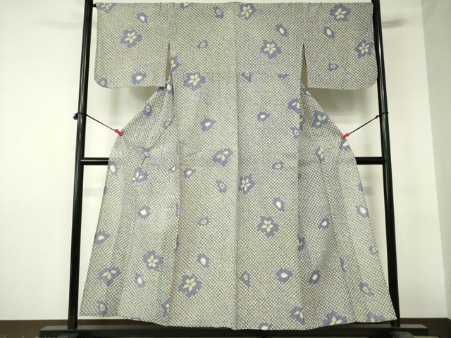 ■■■　サイズ　■■■ 身丈 153cm（肩から） 裄丈 67.5cm 袖丈 44cm　縫込み 4cm 袖幅 35cm 前幅 24cm 後幅 31cm 着物縫いこみ 内揚げ 0cm 裄 お袖側 約2.5cm　身頃側 約4cm ■■■　商品詳細　■■■ 【綿】 状態は特に目立ったシミ汚れなどもなく大変良い状態です。 人気の高い“有松鳴海絞り”の浴衣でございます。 “鳴海絞り”ならではの表情を生み出す立体感と 淡いぼかしで息を吹き込まれ、 今にも動き出しそうな迫力を放っております。 夏祭りや花火大会、これから増えるイベントに連れ立って、 より夏をお楽しみ下さいませ。 大変上質な逸品になります。 お安く出品致しますので、是非この機会にいかがでしょうか？ ■■■　注意事項　■■■ ■モニター発色の具合により色合いが異なる場合がございます。 ■寸法は多少の誤差が生じる場合がございますのでご了承ください。 ■縫込みの長さが左右非対称の場合は短い部分を記載しております。 左右非対称であってもご返品・お値引き等の保証は出来かねますので、ご了承の上ご購入をお願い致します。 ■シミ等のチェックには注意を払っておりますが、見落としがある場合もございますし、個人の見解も様々ですので神経質な方のご購入はお控えください。 ■箪笥に入っておりました着物や帯なので畳みシワや匂いがあるものもございます。 ■お休みは基本的に土日祝となりますが、その他臨時でお休みする場合がございますのでご了承ください。 ■商品の発送は平日のみの発送となります。 ■夜間と土曜、日曜日はお問い合わせの回答が遅れる場合がございます。 ■当店では、お直し、紋入れ、お手入れ等は承っておりません。 ■生地の状態（ヤケ、経年劣化等）によってはサイズ直しが出来ない場合がございます。 その点もどうかご了承のうえ、ご購入をお願いいたします。 ■弊社で取り扱う商品は一点ものにつき、時期や在庫状況に応じて金額が変更となる場合がございます。 ■検針は行っておりません。予めご了承いただきますようお願いいたします。 ■【洗える着物】と記載のある商品におきましては、商品お届け後に洗濯を行ってしまってからのご返品にはご対応しかねます。 念の為、専門店でのお手入れをお願いいたします。 ■写真に写っている物が全てになります。それ以外の付属品はございませんのでご了承ください。 ■状態に関する写真につきましては、掲載可能な写真枚数に限りがあるため、各箇所につき1枚参考画像を掲載しております。 ■着物のサイズ目安は下記を参考ください↓ ＜女性着物＞　お端折り次第で＋5cm　−1cmが着用可能サイズ 　例）身丈170cmの場合、身長160cm〜175cm ＜男性着物＞　身丈＋約25cm〜27cm程が適応身長 　例）身丈155cmの場合、身長180〜182cm