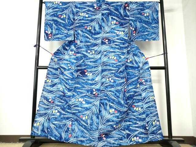 ■■■　サイズ　■■■ 身丈 161.5cm（肩から） 裄丈 65cm 袖丈 49cm　縫込み 3cm 袖幅 33cm 前幅 24.5cm 後幅 30.5cm 着物縫いこみ 内揚げ 0cm 裄 お袖側 約2.5cm　身頃側 約2cm ■■■　商品詳細　■■■ 【綿・未使用】 状態は特に目立ったシミ汚れなどもなく大変良い状態です。 人気の高い“有松鳴海絞り”の浴衣でございます。 “鳴海絞り”ならではの表情を生み出す立体感と 淡いぼかしで息を吹き込まれ、 今にも動き出しそうな迫力を放っております。 夏祭りや花火大会、これから増えるイベントに連れ立って、 より夏をお楽しみ下さいませ。 大変上質な逸品になります。 お安く出品致しますので、是非この機会にいかがでしょうか？ ■■■　注意事項　■■■ ■モニター発色の具合により色合いが異なる場合がございます。 ■寸法は多少の誤差が生じる場合がございますのでご了承ください。 ■縫込みの長さが左右非対称の場合は短い部分を記載しております。 左右非対称であってもご返品・お値引き等の保証は出来かねますので、ご了承の上ご購入をお願い致します。 ■シミ等のチェックには注意を払っておりますが、見落としがある場合もございますし、個人の見解も様々ですので神経質な方のご購入はお控えください。 ■箪笥に入っておりました着物や帯なので畳みシワや匂いがあるものもございます。 ■お休みは基本的に土日祝となりますが、その他臨時でお休みする場合がございますのでご了承ください。 ■商品の発送は平日のみの発送となります。 ■夜間と土曜、日曜日はお問い合わせの回答が遅れる場合がございます。 ■当店では、お直し、紋入れ、お手入れ等は承っておりません。 ■生地の状態（ヤケ、経年劣化等）によってはサイズ直しが出来ない場合がございます。 その点もどうかご了承のうえ、ご購入をお願いいたします。 ■弊社で取り扱う商品は一点ものにつき、時期や在庫状況に応じて金額が変更となる場合がございます。 ■検針は行っておりません。予めご了承いただきますようお願いいたします。 ■【洗える着物】と記載のある商品におきましては、商品お届け後に洗濯を行ってしまってからのご返品にはご対応しかねます。 念の為、専門店でのお手入れをお願いいたします。 ■写真に写っている物が全てになります。それ以外の付属品はございませんのでご了承ください。 ■状態に関する写真につきましては、掲載可能な写真枚数に限りがあるため、各箇所につき1枚参考画像を掲載しております。 ■着物のサイズ目安は下記を参考ください↓ ＜女性着物＞　お端折り次第で＋5cm　−1cmが着用可能サイズ 　例）身丈170cmの場合、身長160cm〜175cm ＜男性着物＞　身丈＋約25cm〜27cm程が適応身長 　例）身丈155cmの場合、身長180〜182cm