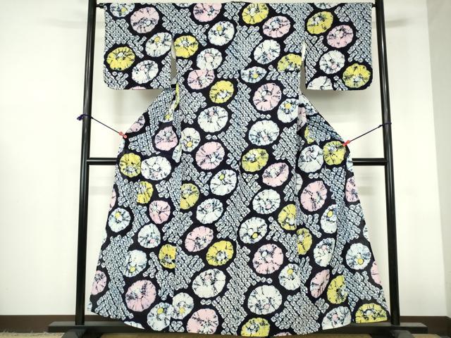 ■■■　サイズ　■■■ 身丈 156.5cm（肩から） 裄丈 65cm 袖丈 44cm　縫込み 6cm 袖幅 32cm 前幅 25.5cm 後幅 30cm 着物縫いこみ 内揚げ 0cm 裄 お袖側 約0cm　身頃側 約1.5cm ■■■　商品詳細　■■■ 【綿・未使用】 状態は接写画像のように後身頃・肩当てに薄い汚れがございますが その他特に目立ったシミ汚れなどもなく大変良い状態です。 人気の高い“有松鳴海絞り”の浴衣でございます。 “鳴海絞り”ならではの表情を生み出す立体感と 淡いぼかしで息を吹き込まれ、 今にも動き出しそうな迫力を放っております。 夏祭りや花火大会、これから増えるイベントに連れ立って、 より夏をお楽しみ下さいませ。 大変上質な逸品になります。 お安く出品致しますので、是非この機会にいかがでしょうか？ ■■■　注意事項　■■■ ■モニター発色の具合により色合いが異なる場合がございます。 ■寸法は多少の誤差が生じる場合がございますのでご了承ください。 ■縫込みの長さが左右非対称の場合は短い部分を記載しております。 左右非対称であってもご返品・お値引き等の保証は出来かねますので、ご了承の上ご購入をお願い致します。 ■シミ等のチェックには注意を払っておりますが、見落としがある場合もございますし、個人の見解も様々ですので神経質な方のご購入はお控えください。 ■箪笥に入っておりました着物や帯なので畳みシワや匂いがあるものもございます。 ■お休みは基本的に土日祝となりますが、その他臨時でお休みする場合がございますのでご了承ください。 ■商品の発送は平日のみの発送となります。 ■夜間と土曜、日曜日はお問い合わせの回答が遅れる場合がございます。 ■当店では、お直し、紋入れ、お手入れ等は承っておりません。 ■生地の状態（ヤケ、経年劣化等）によってはサイズ直しが出来ない場合がございます。 その点もどうかご了承のうえ、ご購入をお願いいたします。 ■弊社で取り扱う商品は一点ものにつき、時期や在庫状況に応じて金額が変更となる場合がございます。 ■検針は行っておりません。予めご了承いただきますようお願いいたします。 ■【洗える着物】と記載のある商品におきましては、商品お届け後に洗濯を行ってしまってからのご返品にはご対応しかねます。 念の為、専門店でのお手入れをお願いいたします。 ■写真に写っている物が全てになります。それ以外の付属品はございませんのでご了承ください。 ■状態に関する写真につきましては、掲載可能な写真枚数に限りがあるため、各箇所につき1枚参考画像を掲載しております。 ■着物のサイズ目安は下記を参考ください↓ ＜女性着物＞　お端折り次第で＋5cm　−1cmが着用可能サイズ 　例）身丈170cmの場合、身長160cm〜175cm ＜男性着物＞　身丈＋約25cm〜27cm程が適応身長 　例）身丈155cmの場合、身長180〜182cm