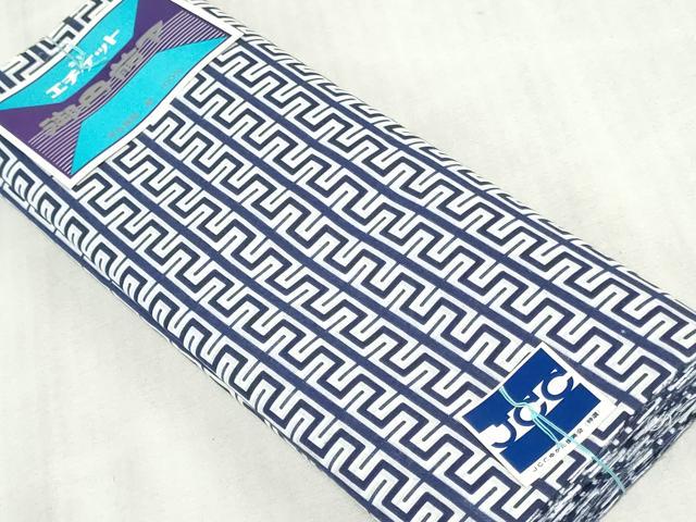 ■■■　サイズ　■■■ 長さ　　着尺分あり 幅　　　約36cm ■■■　商品詳細　■■■ 【綿・未使用】 状態は特に目立ったシミ汚れなどもなく大変良い状態です。 大変上質な逸品になります。 お安く出品致しますので、是非この機会にいかがでしょうか？ ■■■　注意事項　■■■ ■モニター発色の具合により色合いが異なる場合がございます。 ■寸法は多少の誤差が生じる場合がございますのでご了承ください。 ■縫込みの長さが左右非対称の場合は短い部分を記載しております。 左右非対称であってもご返品・お値引き等の保証は出来かねますので、ご了承の上ご購入をお願い致します。 ■シミ等のチェックには注意を払っておりますが、見落としがある場合もございますし、個人の見解も様々ですので神経質な方のご購入はお控えください。 ■箪笥に入っておりました着物や帯なので畳みシワや匂いがあるものもございます。 ■お休みは基本的に土日祝となりますが、その他臨時でお休みする場合がございますのでご了承ください。 ■商品の発送は平日のみの発送となります。 ■夜間と土曜、日曜日はお問い合わせの回答が遅れる場合がございます。 ■当店では、お直し、紋入れ、お手入れ等は承っておりません。 ■生地の状態（ヤケ、経年劣化等）によってはサイズ直しが出来ない場合がございます。 その点もどうかご了承のうえ、ご購入をお願いいたします。 ■弊社で取り扱う商品は一点ものにつき、時期や在庫状況に応じて金額が変更となる場合がございます。 ■検針は行っておりません。予めご了承いただきますようお願いいたします。 ■【洗える着物】と記載のある商品におきましては、商品お届け後に洗濯を行ってしまってからのご返品にはご対応しかねます。 念の為、専門店でのお手入れをお願いいたします。 ■写真に写っている物が全てになります。それ以外の付属品はございませんのでご了承ください。 ■状態に関する写真につきましては、掲載可能な写真枚数に限りがあるため、各箇所につき1枚参考画像を掲載しております。 ■着物のサイズ目安は下記を参考ください↓ ＜女性着物＞　お端折り次第で＋5cm　−1cmが着用可能サイズ 　例）身丈170cmの場合、身長160cm〜175cm ＜男性着物＞　身丈＋約25cm〜27cm程が適応身長 　例）身丈155cmの場合、身長180〜182cm