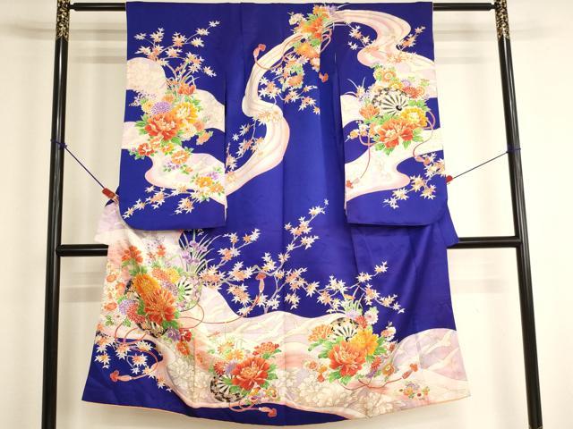■■■　サイズ　■■■ 【祝着】 身丈 132.5cm（肩から） 裄丈 48cm（肩上げ　4.5cm） 袖丈 74.5cm　縫込み 3.5cm 袖幅 32cm 前幅 18cm 後幅 25.5cm 着物縫いこみ 内揚げ 0cm （腰上げ　0cm） 裄 お袖側 約2cm　身頃側 約1.5cm ■■■　商品詳細　■■■ 着物【正絹】の状態は接写画像のように両袖・衿裏・胴裏に汚れ、後身頃・下前にヤケがございますが その他特に目立ったシミ汚れなどもなく大変良い状態です。 大変上質な逸品になります。 お安く出品致しますので、是非この機会にいかがでしょうか？ ■■■　注意事項　■■■ ■モニター発色の具合により色合いが異なる場合がございます。 ■寸法は多少の誤差が生じる場合がございますのでご了承ください。 ■縫込みの長さが左右非対称の場合は短い部分を記載しております。 左右非対称であってもご返品・お値引き等の保証は出来かねますので、ご了承の上ご購入をお願い致します。 ■シミ等のチェックには注意を払っておりますが、見落としがある場合もございますし、個人の見解も様々ですので神経質な方のご購入はお控えください。 ■箪笥に入っておりました着物や帯なので畳みシワや匂いがあるものもございます。 ■お休みは基本的に土日祝となりますが、その他臨時でお休みする場合がございますのでご了承ください。 ■商品の発送は平日のみの発送となります。 ■夜間と土曜、日曜日はお問い合わせの回答が遅れる場合がございます。 ■当店では、お直し、紋入れ、お手入れ等は承っておりません。 ■生地の状態（ヤケ、経年劣化等）によってはサイズ直しが出来ない場合がございます。 その点もどうかご了承のうえ、ご購入をお願いいたします。 ■弊社で取り扱う商品は一点ものにつき、時期や在庫状況に応じて金額が変更となる場合がございます。 ■検針は行っておりません。予めご了承いただきますようお願いいたします。 ■【洗える着物】と記載のある商品におきましては、商品お届け後に洗濯を行ってしまってからのご返品にはご対応しかねます。 念の為、専門店でのお手入れをお願いいたします。 ■写真に写っている物が全てになります。それ以外の付属品はございませんのでご了承ください。 ■状態に関する写真につきましては、掲載可能な写真枚数に限りがあるため、各箇所につき1枚参考画像を掲載しております。 ■着物のサイズ目安は下記を参考ください↓ ＜女性着物＞　お端折り次第で＋5cm　−1cmが着用可能サイズ 　例）身丈170cmの場合、身長160cm〜175cm ＜男性着物＞　身丈＋約25cm〜27cm程が適応身長 　例）身丈155cmの場合、身長180〜182cm