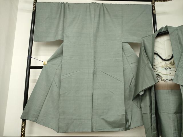 ■■■　サイズ　■■■ 【着物】 身丈 143cm（肩から） 裄丈 72cm 袖丈 49cm　縫込み 7cm 袖幅 36cm 前幅 28cm 後幅 34cm 着物縫いこみ 内揚げ 5cm 裄 お袖側 約3cm　身頃側 約3cm 【羽織】 身丈 96cm（肩から） 裄丈 72.5cm 袖丈 50cm　縫込み 6cm 袖幅 37cm 前幅 23cm 後幅 33cm 裄 お袖側 約3cm　身頃側 約2cm ■■■　商品詳細　■■■ 【正絹】 着物の状態は接写画像のように後身頃・衿山に薄い汚れがございますが その他特に目立ったシミ汚れなどもなく大変良い状態です。 羽織の状態は接写画像のように羽裏にアクがございますが その他特に目立ったシミ汚れなどもなく大変良い状態です。 大変上質な逸品になります。 お安く出品致しますので、是非この機会にいかがでしょうか？ ■■■　注意事項　■■■ ■モニター発色の具合により色合いが異なる場合がございます。 ■寸法は多少の誤差が生じる場合がございますのでご了承ください。 ■縫込みの長さが左右非対称の場合は短い部分を記載しております。 左右非対称であってもご返品・お値引き等の保証は出来かねますので、ご了承の上ご購入をお願い致します。 ■シミ等のチェックには注意を払っておりますが、見落としがある場合もございますし、個人の見解も様々ですので神経質な方のご購入はお控えください。 ■箪笥に入っておりました着物や帯なので畳みシワや匂いがあるものもございます。 ■お休みは基本的に土日祝となりますが、その他臨時でお休みする場合がございますのでご了承ください。 ■商品の発送は平日のみの発送となります。 ■夜間と土曜、日曜日はお問い合わせの回答が遅れる場合がございます。 ■当店では、お直し、紋入れ、お手入れ等は承っておりません。 ■生地の状態（ヤケ、経年劣化等）によってはサイズ直しが出来ない場合がございます。 その点もどうかご了承のうえ、ご購入をお願いいたします。 ■弊社で取り扱う商品は一点ものにつき、時期や在庫状況に応じて金額が変更となる場合がございます。 ■検針は行っておりません。予めご了承いただきますようお願いいたします。 ■【洗える着物】と記載のある商品におきましては、商品お届け後に洗濯を行ってしまってからのご返品にはご対応しかねます。 念の為、専門店でのお手入れをお願いいたします。 ■写真に写っている物が全てになります。それ以外の付属品はございませんのでご了承ください。 ■状態に関する写真につきましては、掲載可能な写真枚数に限りがあるため、各箇所につき1枚参考画像を掲載しております。 ■着物のサイズ目安は下記を参考ください↓ ＜女性着物＞　お端折り次第で＋5cm　−1cmが着用可能サイズ 　例）身丈170cmの場合、身長160cm〜175cm ＜男性着物＞　身丈＋約25cm〜27cm程が適応身長 　例）身丈155cmの場合、身長180〜182cm