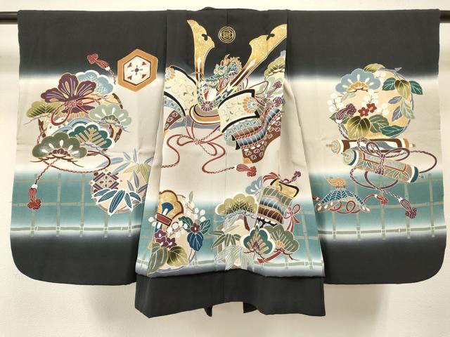 ■■■　サイズ　■■■ 【羽織】 身丈 62.5cm（肩から） 裄丈 44.5cm（肩上げ　4cm） 袖丈 56.5cm　縫込み 2cm 袖幅 31.5cm 前幅 17.5cm 後幅 24.5cm （腰上げ　2.5cm） 裄 お袖側 約2cm　身頃側 約1.5cm ■■■　商品詳細　■■■ 羽織【正絹・一つ紋】 状態は特に目立ったシミ汚れなどもなく大変良い状態です。 大変上質な逸品になります。 お安く出品致しますので、是非この機会にいかがでしょうか？ ■■■　注意事項　■■■ ■モニター発色の具合により色合いが異なる場合がございます。 ■寸法は多少の誤差が生じる場合がございますのでご了承ください。 ■縫込みの長さが左右非対称の場合は短い部分を記載しております。 左右非対称であってもご返品・お値引き等の保証は出来かねますので、ご了承の上ご購入をお願い致します。 ■シミ等のチェックには注意を払っておりますが、見落としがある場合もございますし、個人の見解も様々ですので神経質な方のご購入はお控えください。 ■箪笥に入っておりました着物や帯なので畳みシワや匂いがあるものもございます。 ■お休みは基本的に土日祝となりますが、その他臨時でお休みする場合がございますのでご了承ください。 ■商品の発送は平日のみの発送となります。 ■夜間と土曜、日曜日はお問い合わせの回答が遅れる場合がございます。 ■当店では、お直し、紋入れ、お手入れ等は承っておりません。 ■生地の状態（ヤケ、経年劣化等）によってはサイズ直しが出来ない場合がございます。 その点もどうかご了承のうえ、ご購入をお願いいたします。 ■弊社で取り扱う商品は一点ものにつき、時期や在庫状況に応じて金額が変更となる場合がございます。 ■検針は行っておりません。予めご了承いただきますようお願いいたします。 ■【洗える着物】と記載のある商品におきましては、商品お届け後に洗濯を行ってしまってからのご返品にはご対応しかねます。 念の為、専門店でのお手入れをお願いいたします。 ■着物のサイズ目安は下記を参考ください↓ ＜女性着物＞　お端折り次第で＋5cm　−1cmが着用可能サイズ 　例）身丈170cmの場合、身長160cm〜175cm ＜男性着物＞　身丈＋約25cm〜27cm程が適応身長 　例）身丈155cmの場合、身長180〜182cm