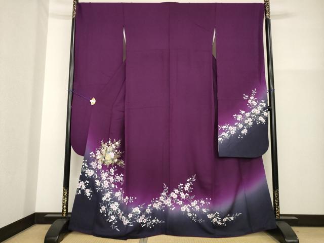 ■■■　サイズ　■■■ 身丈 166cm（肩から） 裄丈 695cm 袖丈 112cm　縫込み 5cm 袖幅 33cm 前幅 24cm 後幅 31cm 着物縫いこみ 内揚げ 7cm 裄 お袖側 約1cm　身頃側 約3cm ■■■　商品詳細　■■■ 【正絹】 状態は特に目立ったシミ汚れなどもなく大変良い状態です。 大変上質な逸品になります。 お安く出品致しますので、是非この機会にいかがでしょうか？ ■■■　注意事項　■■■ ■モニター発色の具合により色合いが異なる場合がございます。 ■寸法は多少の誤差が生じる場合がございますのでご了承ください。 ■縫込みの長さが左右非対称の場合は短い部分を記載しております。 左右非対称であってもご返品・お値引き等の保証は出来かねますので、ご了承の上ご購入をお願い致します。 ■シミ等のチェックには注意を払っておりますが、見落としがある場合もございますし、個人の見解も様々ですので神経質な方のご購入はお控えください。 ■箪笥に入っておりました着物や帯なので畳みシワや匂いがあるものもございます。 ■お休みは基本的に土日祝となりますが、その他臨時でお休みする場合がございますのでご了承ください。 ■商品の発送は平日のみの発送となります。 ■夜間と土曜、日曜日はお問い合わせの回答が遅れる場合がございます。 ■当店では、お直し、紋入れ、お手入れ等は承っておりません。 ■生地の状態（ヤケ、経年劣化等）によってはサイズ直しが出来ない場合がございます。 その点もどうかご了承のうえ、ご購入をお願いいたします。 ■弊社で取り扱う商品は一点ものにつき、時期や在庫状況に応じて金額が変更となる場合がございます。 ■検針は行っておりません。予めご了承いただきますようお願いいたします。 ■【洗える着物】と記載のある商品におきましては、商品お届け後に洗濯を行ってしまってからのご返品にはご対応しかねます。 念の為、専門店でのお手入れをお願いいたします。 ■着物のサイズ目安は下記を参考ください↓ ＜女性着物＞　お端折り次第で＋5cm　−1cmが着用可能サイズ 　例）身丈170cmの場合、身長160cm〜175cm ＜男性着物＞　身丈＋約25cm〜27cm程が適応身長 　例）身丈155cmの場合、身長180〜182cm