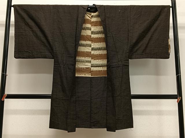 ■■■　サイズ　■■■ 身丈 100cm（肩から） 裄丈 67cm 袖丈 46.5cm　縫込み 2.5cm 袖幅 34cm 前幅 18.5cm 後幅 30cm 裄 お袖側 約1cm　身頃側 約2cm ■■■　商品詳細　■■■ 【正絹】 状態は接写画像のように表地所々・羽裏に汚れ、左袖に糸解けがございます。 久米島紬は、蚕から取った真綿でつむいだ糸を原料糸として、 天然の草木、泥染めによって染色します。 織りは、手投杼を用いて丹念に手織りで織り上げます。 これらのすべては伝統を踏襲し、 一貫した手作業を一人の織子が行うところにあります。 したがって、久米島紬にはつくる人の想い入れが込められ、 紬糸のもつしなやかな風合いが着る人の着心地を満足させ、 さらに気品をかもし出します。 久米島紬は、昭和50年には、伝統工芸品として通産産業大臣の指定を受け、 昭和52年には県の無形文化財として指定され、 さらに平成16年には国の重要文化財として指定されました。 大変上質な逸品になりますのでぜひお手入れをされてお召しになられてはいかがでしょうか。お安く出品致しますので、是非この機会にいかがでしょうか？ ■■■　注意事項　■■■ ■モニター発色の具合により色合いが異なる場合がございます。 ■寸法は多少の誤差が生じる場合がございますのでご了承ください。 ■縫込みの長さが左右非対称の場合は短い部分を記載しております。 左右非対称であってもご返品・お値引き等の保証は出来かねますので、ご了承の上ご購入をお願い致します。 ■シミ等のチェックには注意を払っておりますが、見落としがある場合もございますし、個人の見解も様々ですので神経質な方のご購入はお控えください。 ■箪笥に入っておりました着物や帯なので畳みシワや匂いがあるものもございます。 ■お休みは基本的に土日祝となりますが、その他臨時でお休みする場合がございますのでご了承ください。 ■商品の発送は平日のみの発送となります。 ■夜間と土曜、日曜日はお問い合わせの回答が遅れる場合がございます。 ■当店では、お直し、紋入れ、お手入れ等は承っておりません。 ■生地の状態（ヤケ、経年劣化等）によってはサイズ直しが出来ない場合がございます。 その点もどうかご了承のうえ、ご購入をお願いいたします。 ■弊社で取り扱う商品は一点ものにつき、時期や在庫状況に応じて金額が変更となる場合がございます。 ■検針は行っておりません。予めご了承いただきますようお願いいたします。 ■【洗える着物】と記載のある商品におきましては、商品お届け後に洗濯を行ってしまってからのご返品にはご対応しかねます。 念の為、専門店でのお手入れをお願いいたします。 ■着物のサイズ目安は下記を参考ください↓ ＜女性着物＞　お端折り次第で＋5cm　−1cmが着用可能サイズ 　例）身丈170cmの場合、身長160cm〜175cm ＜男性着物＞　身丈＋約25cm〜27cm程が適応身長 　例）身丈155cmの場合、身長180〜182cm