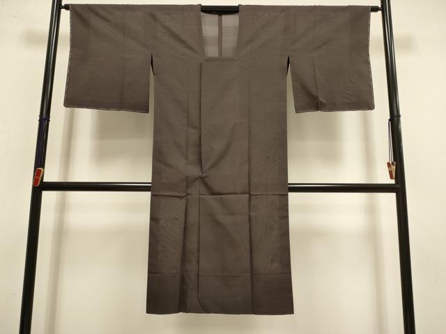 ■■■　サイズ　■■■ 身丈 123.5cm（肩から） 裄丈 63cm 袖丈 47.5cm　縫込み 3.5cm 袖幅 32.5cm 前幅 19cm 後幅 29cm 裄 お袖側 約2cm　身頃側 約3cm ■■■　商品詳細　■■■ 【正絹・未使用】 状態は接写画像のように上前・後身頃・裏面に薄い汚れがございますが、 その他特に目立ったシミ汚れなどもなく大変良い状態です。 大変上質な逸品になります。 お安く出品致しますので、是非この機会にいかがでしょうか？ ■■■　注意事項　■■■ ■モニター発色の具合により色合いが異なる場合がございます。 ■寸法は多少の誤差が生じる場合がございますのでご了承ください。 ■縫込みの長さが左右非対称の場合は短い部分を記載しております。 左右非対称であってもご返品・お値引き等の保証は出来かねますので、ご了承の上ご購入をお願い致します。 ■シミ等のチェックには注意を払っておりますが、見落としがある場合もございますし、個人の見解も様々ですので神経質な方のご購入はお控えください。 ■箪笥に入っておりました着物や帯なので畳みシワや匂いがあるものもございます。 ■お休みは基本的に土日祝となりますが、その他臨時でお休みする場合がございますのでご了承ください。 ■商品の発送は平日のみの発送となります。 ■夜間と土曜、日曜日はお問い合わせの回答が遅れる場合がございます。 ■当店では、お直し、紋入れ、お手入れ等は承っておりません。 ■生地の状態（ヤケ、経年劣化等）によってはサイズ直しが出来ない場合がございます。 その点もどうかご了承のうえ、ご購入をお願いいたします。 ■弊社で取り扱う商品は一点ものにつき、時期や在庫状況に応じて金額が変更となる場合がございます。 ■検針は行っておりません。予めご了承いただきますようお願いいたします。 ■【洗える着物】と記載のある商品におきましては、商品お届け後に洗濯を行ってしまってからのご返品にはご対応しかねます。 念の為、専門店でのお手入れをお願いいたします。 ■写真に写っている物が全てになります。それ以外の付属品はございませんのでご了承ください。 ■状態に関する写真につきましては、掲載可能な写真枚数に限りがあるため、各箇所につき1枚参考画像を掲載しております。 ■着物のサイズ目安は下記を参考ください↓ ＜女性着物＞　お端折り次第で＋5cm　−1cmが着用可能サイズ 　例）身丈170cmの場合、身長160cm〜175cm ＜男性着物＞　身丈＋約25cm〜27cm程が適応身長 　例）身丈155cmの場合、身長180〜182cm