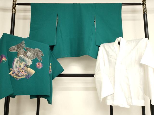 ■■■　サイズ　■■■ 【祝着】 身丈 63cm（肩から） 裄丈 48cm（肩上げ　0cm） 袖丈 50cm　縫込み 1.5cm 袖幅 27.5cm 前幅 16cm 後幅 21cm 着物縫いこみ 内揚げ 0cm （腰上げ　21cm） 裄 お袖側 約1.5cm　身頃側 約0cm 【羽織】 身丈 51cm（肩から） 裄丈 50cm（肩上げ　0cm） 袖丈 50.5cm　縫込み 2cm 袖幅 28.5cm 前幅 15cm 後幅 21cm （腰上げ　8.5cm） 裄 お袖側 約1.5cm　身頃側 約0cm 【長襦袢】 身丈 58cm（肩から） 裄丈 48.5cm（肩上げ　0cm） 袖丈 49cm　縫込み 1.5cm 袖幅 27.5cm 前幅 16cm 後幅 20cm 着物縫いこみ 内揚げ 0cm （腰上げ　0cm） 裄 お袖側 約2cm　身頃側 約1cm ■■■　商品詳細　■■■ 着物【化繊】の状態は接写画像のように上前おくみ・胴裏に汚れがございますが その他特に目立ったシミ汚れなどもなく大変良い状態です。 羽織【化繊】の状態は接写画像のように衿に汚れがございますが その他特に目立ったシミ汚れなどもなく大変良い状態です。 長襦袢【化繊】の状態は特に目立ったシミ汚れなどもなく大変良い状態です。 お安く出品致しますので、是非この機会にいかがでしょうか？ ■■■　注意事項　■■■ ■モニター発色の具合により色合いが異なる場合がございます。 ■寸法は多少の誤差が生じる場合がございますのでご了承ください。 ■縫込みの長さが左右非対称の場合は短い部分を記載しております。 左右非対称であってもご返品・お値引き等の保証は出来かねますので、ご了承の上ご購入をお願い致します。 ■シミ等のチェックには注意を払っておりますが、見落としがある場合もございますし、個人の見解も様々ですので神経質な方のご購入はお控えください。 ■箪笥に入っておりました着物や帯なので畳みシワや匂いがあるものもございます。 ■お休みは基本的に土日祝となりますが、その他臨時でお休みする場合がございますのでご了承ください。 ■商品の発送は平日のみの発送となります。 ■夜間と土曜、日曜日はお問い合わせの回答が遅れる場合がございます。 ■当店では、お直し、紋入れ、お手入れ等は承っておりません。 ■生地の状態（ヤケ、経年劣化等）によってはサイズ直しが出来ない場合がございます。 その点もどうかご了承のうえ、ご購入をお願いいたします。 ■弊社で取り扱う商品は一点ものにつき、時期や在庫状況に応じて金額が変更となる場合がございます。 ■検針は行っておりません。予めご了承いただきますようお願いいたします。 ■【洗える着物】と記載のある商品におきましては、商品お届け後に洗濯を行ってしまってからのご返品にはご対応しかねます。 念の為、専門店でのお手入れをお願いいたします。 ■着物のサイズ目安は下記を参考ください↓ ＜女性着物＞　お端折り次第で＋5cm　−1cmが着用可能サイズ 　例）身丈170cmの場合、身長160cm〜175cm ＜男性着物＞　身丈＋約25cm〜27cm程が適応身長 　例）身丈155cmの場合、身長180〜182cm